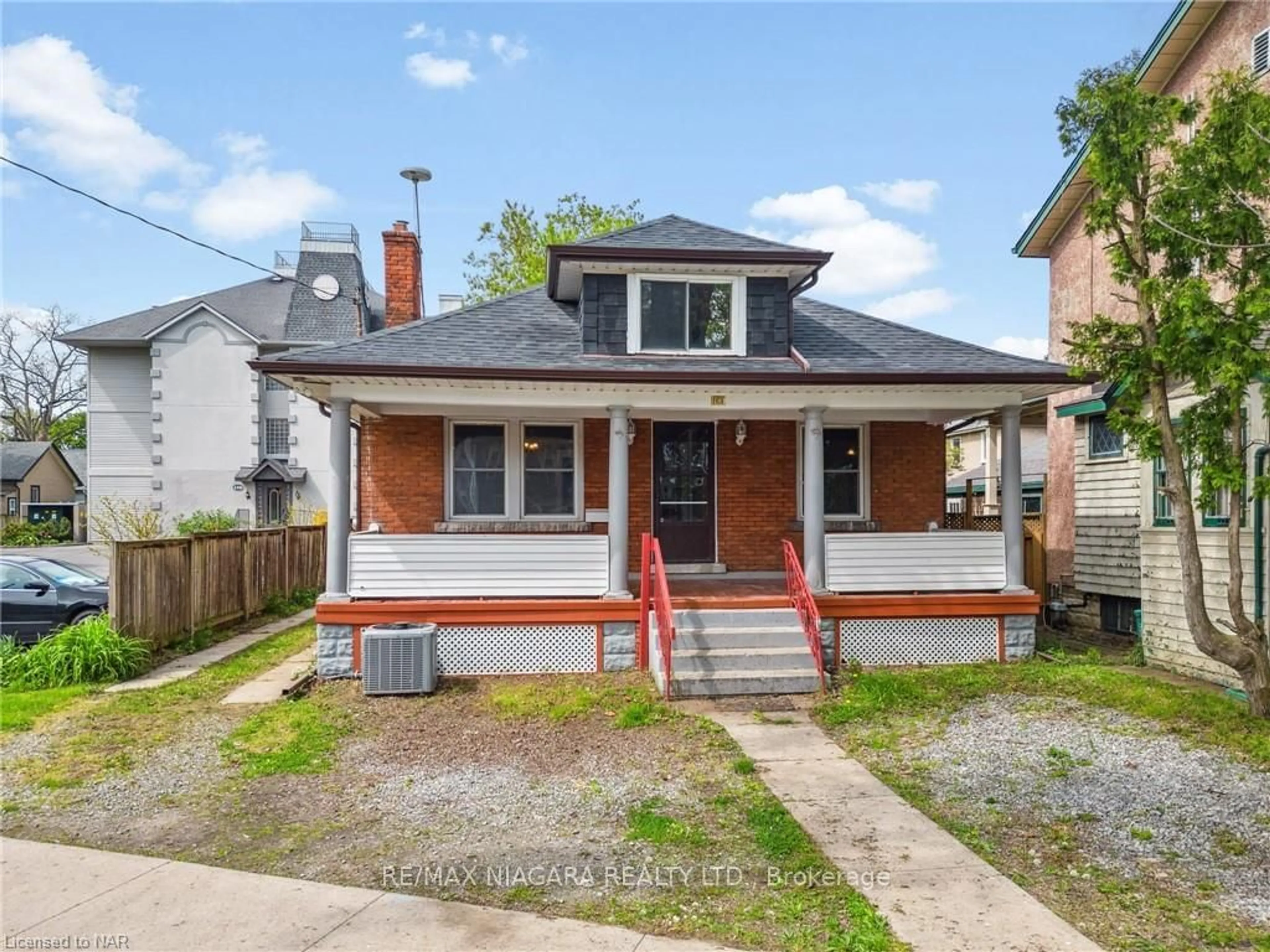 Frontside or backside of a home for 161 Lake St, St. Catharines Ontario L2R 5Y6