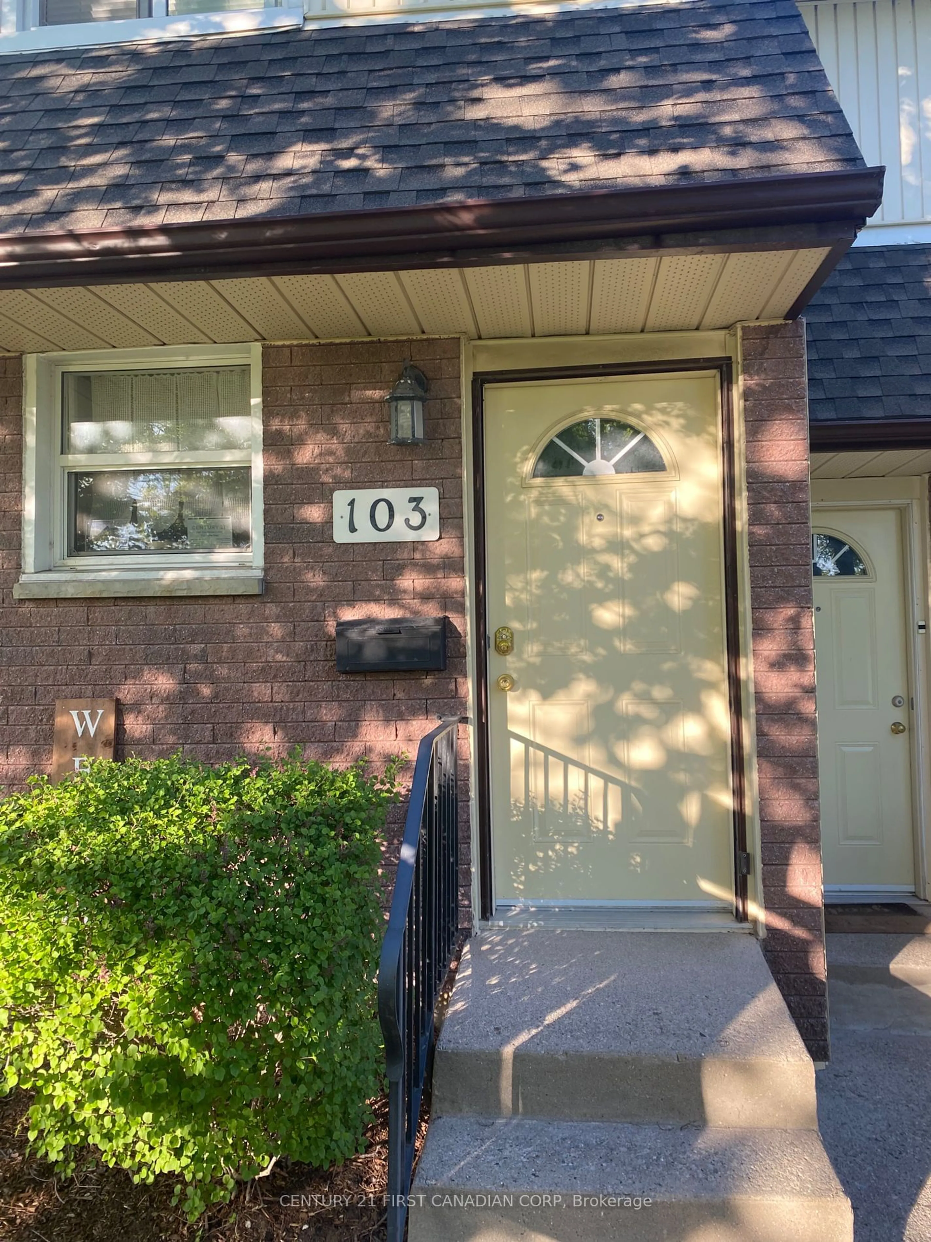 Home with brick exterior material for 1919 Trafalgar St #103, London Ontario N5V 1A1