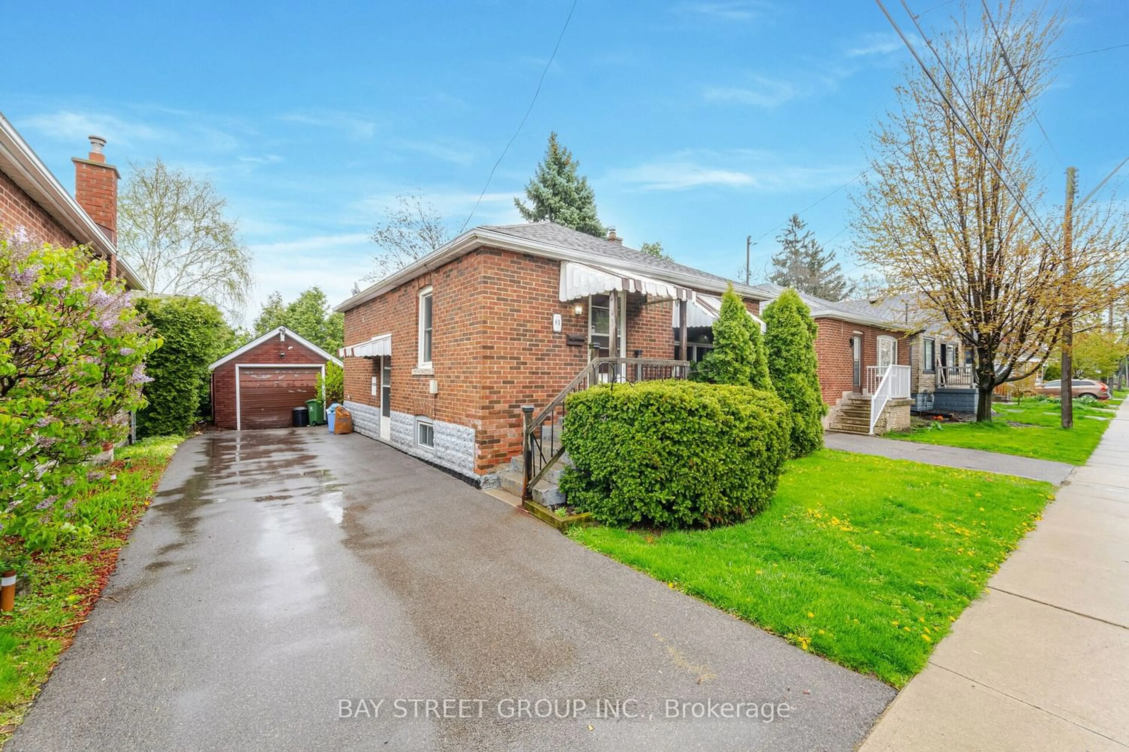 Frontside or backside of a home for 81 East 11th St, Hamilton Ontario L9A 3T3