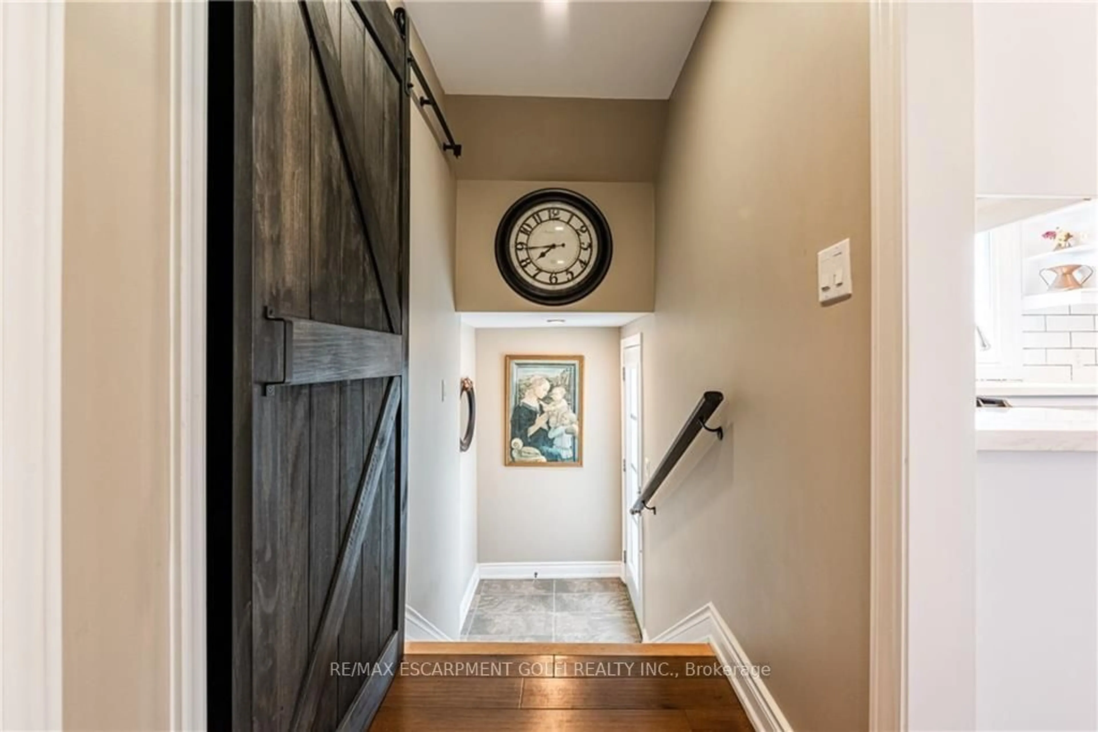 Indoor entryway for 40 Main St, Hamilton Ontario L0R 2H0