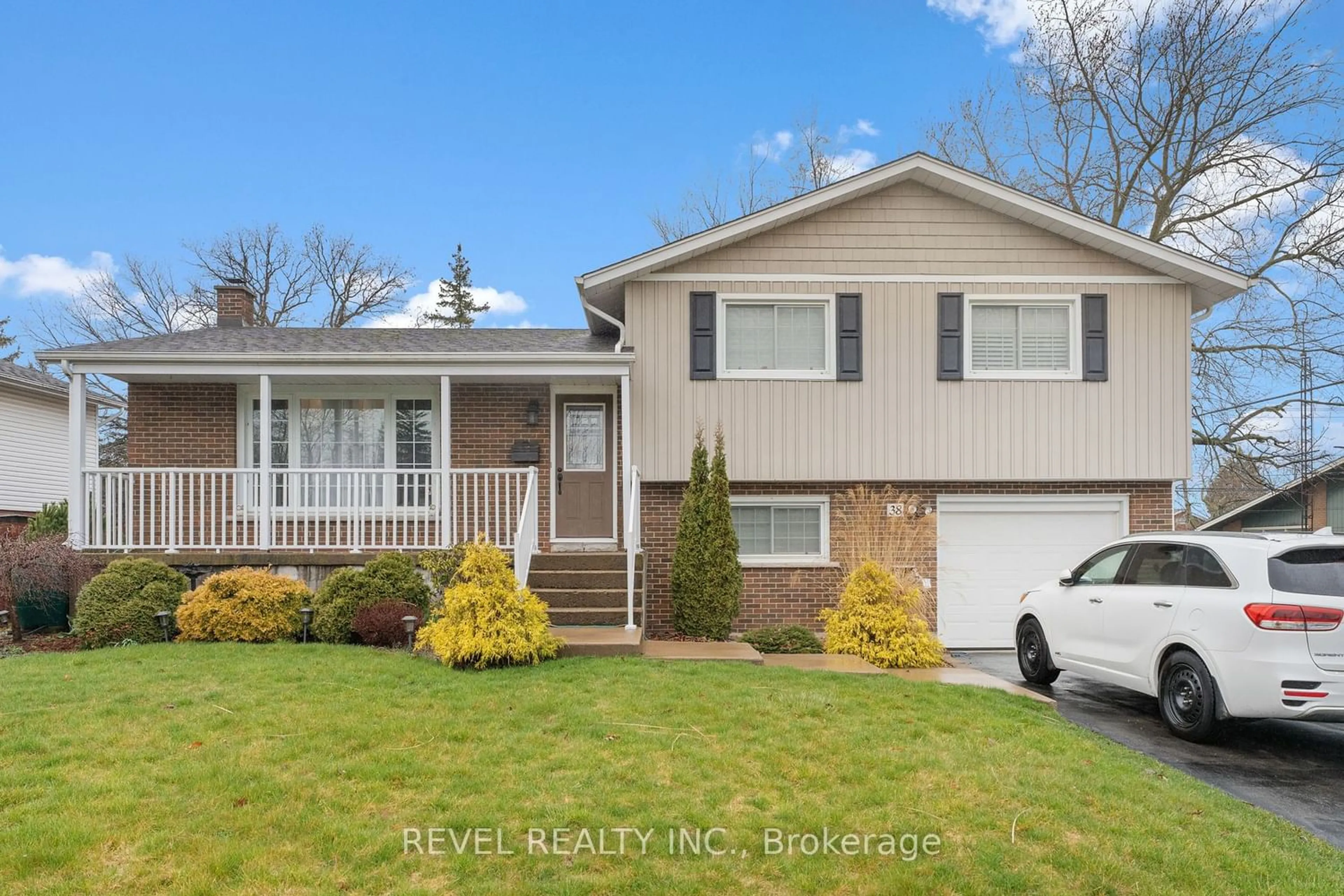 Frontside or backside of a home for 38 Caithness Dr, Welland Ontario L3C 4Z4