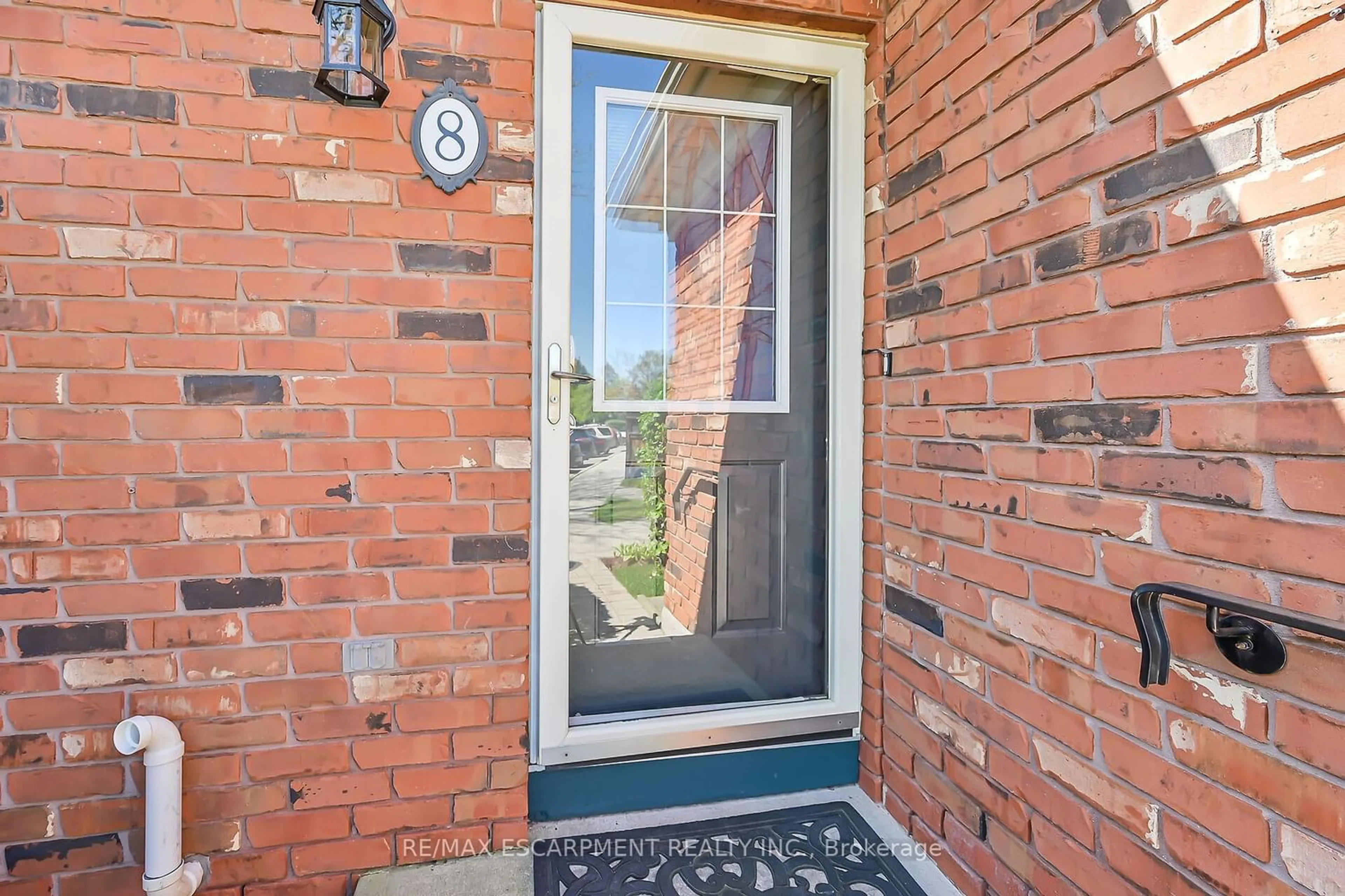 Indoor entryway for 175 Fiddlers Green Rd #8, Hamilton Ontario L9G 4K7