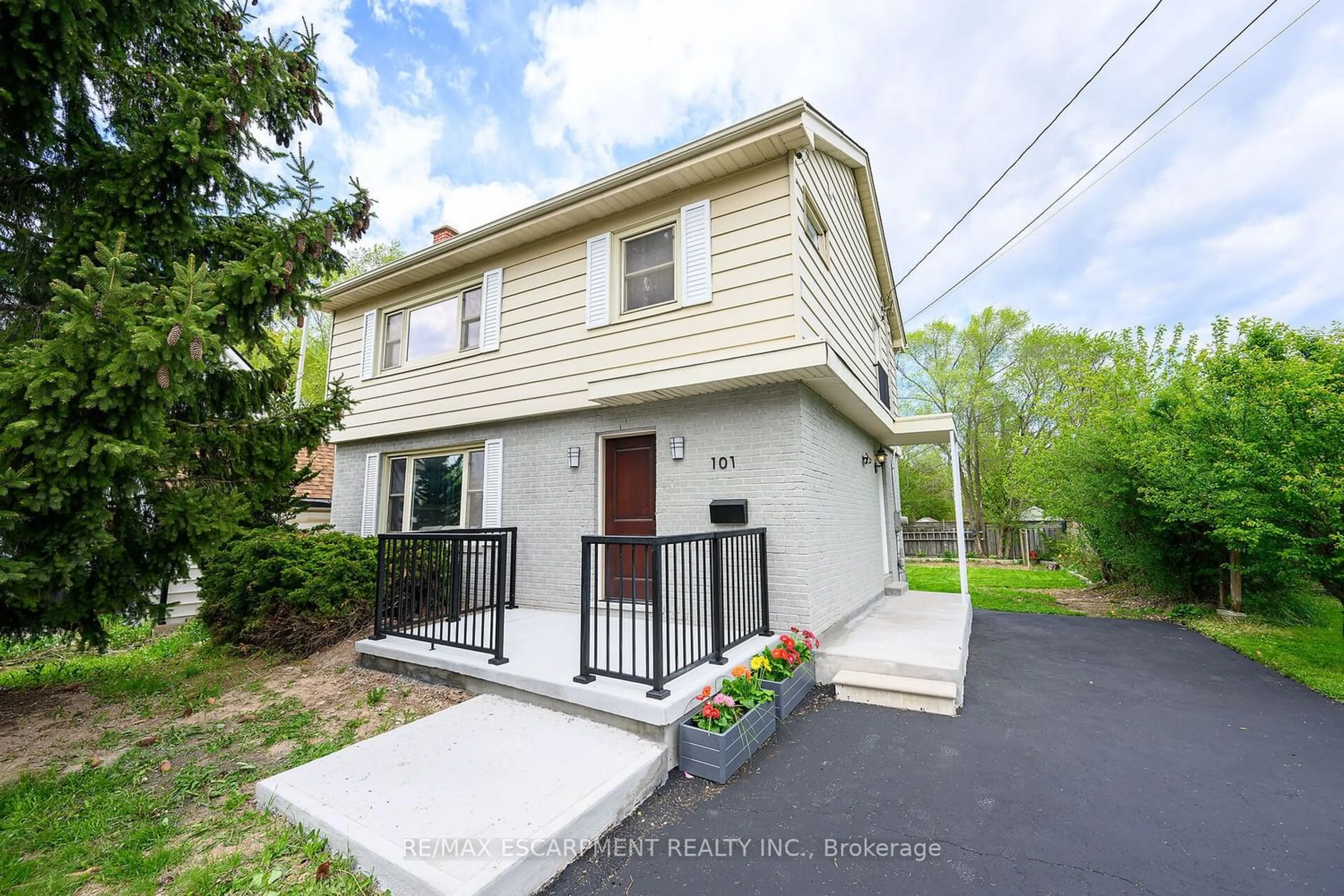Frontside or backside of a home for 101 King St, Hamilton Ontario L8G 1L1