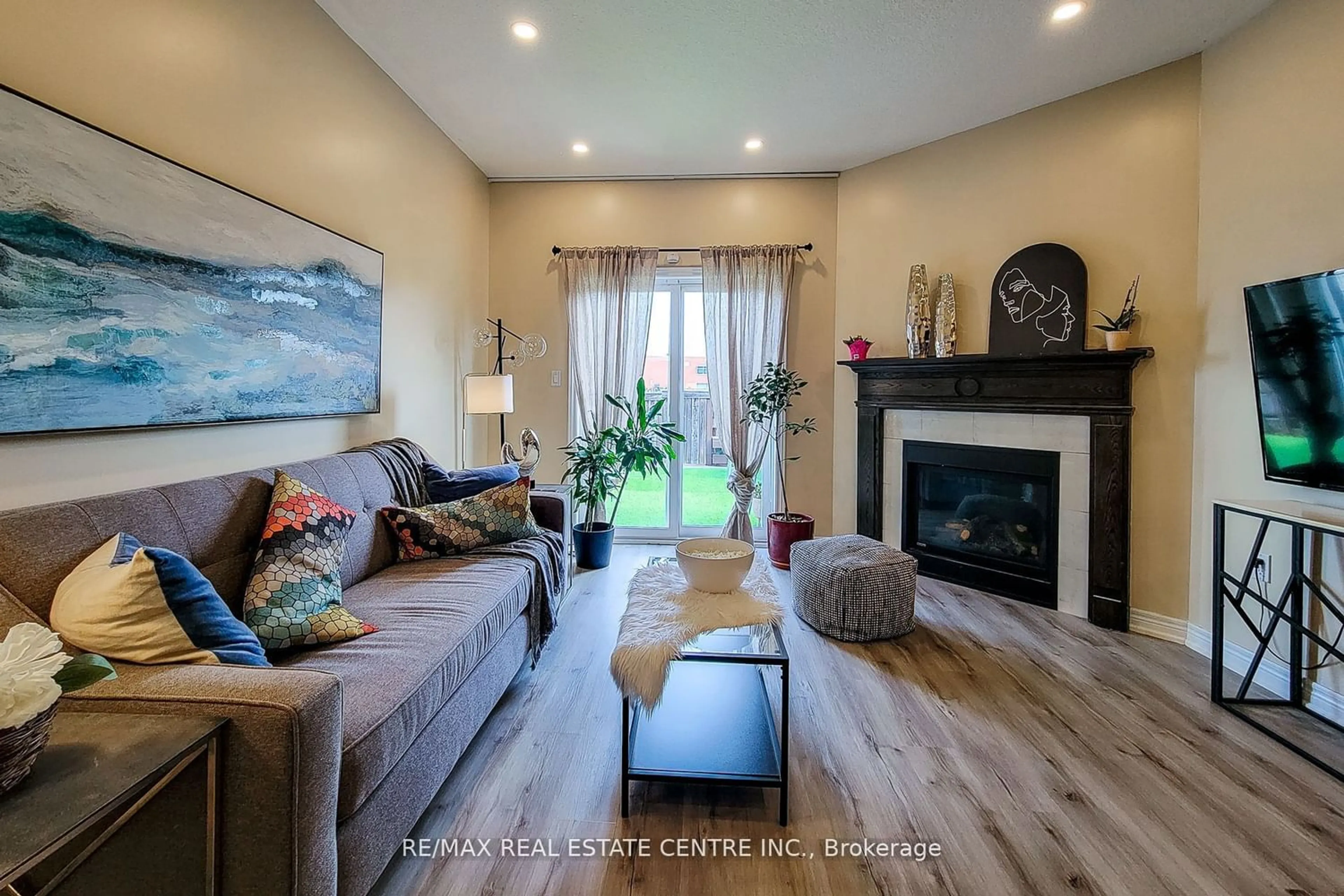 Living room for 238 Pinehill Dr, Hamilton Ontario L0R 1P0