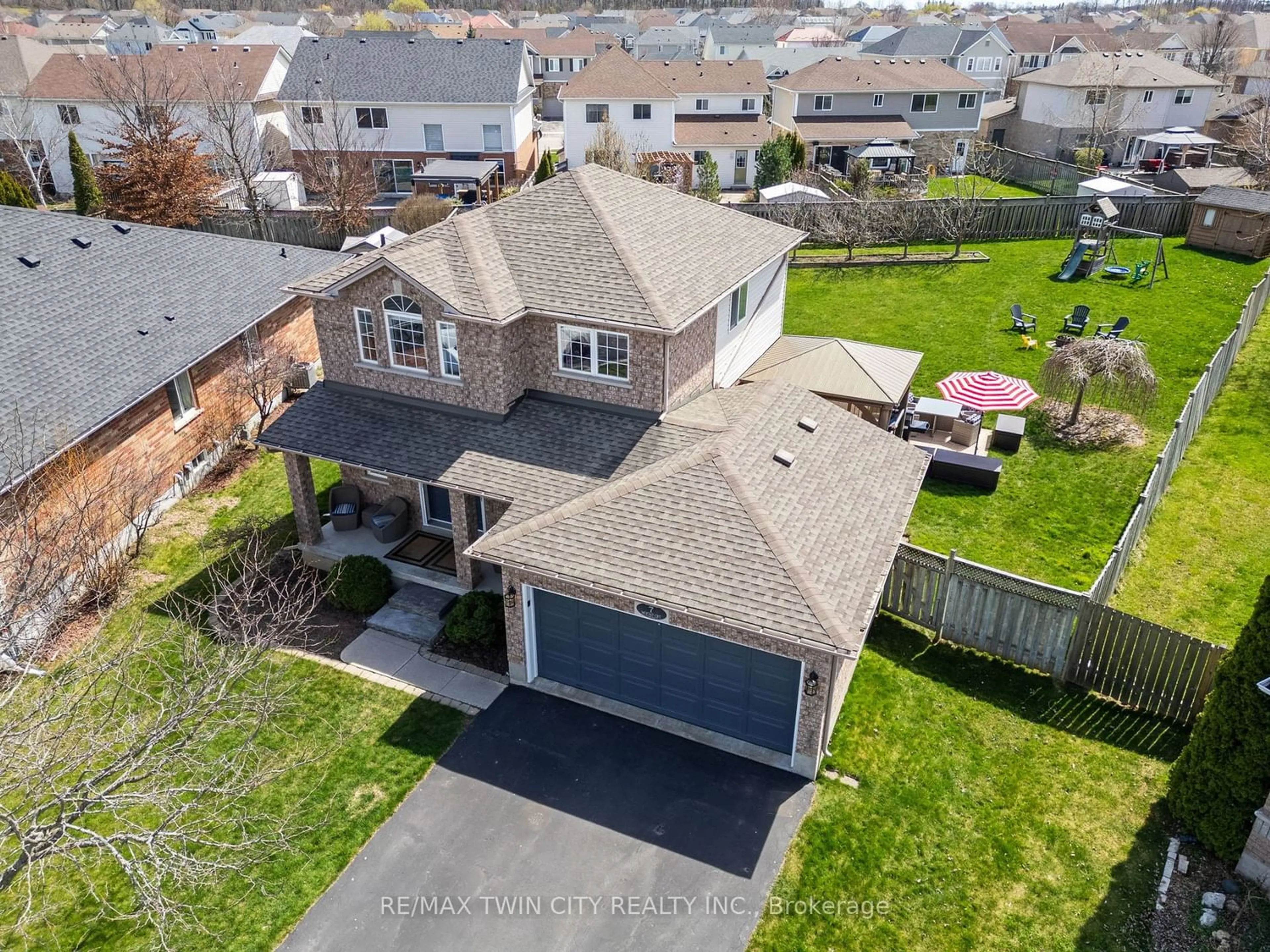Frontside or backside of a home for 7 Moffat Crt, Brantford Ontario N3T 6M7