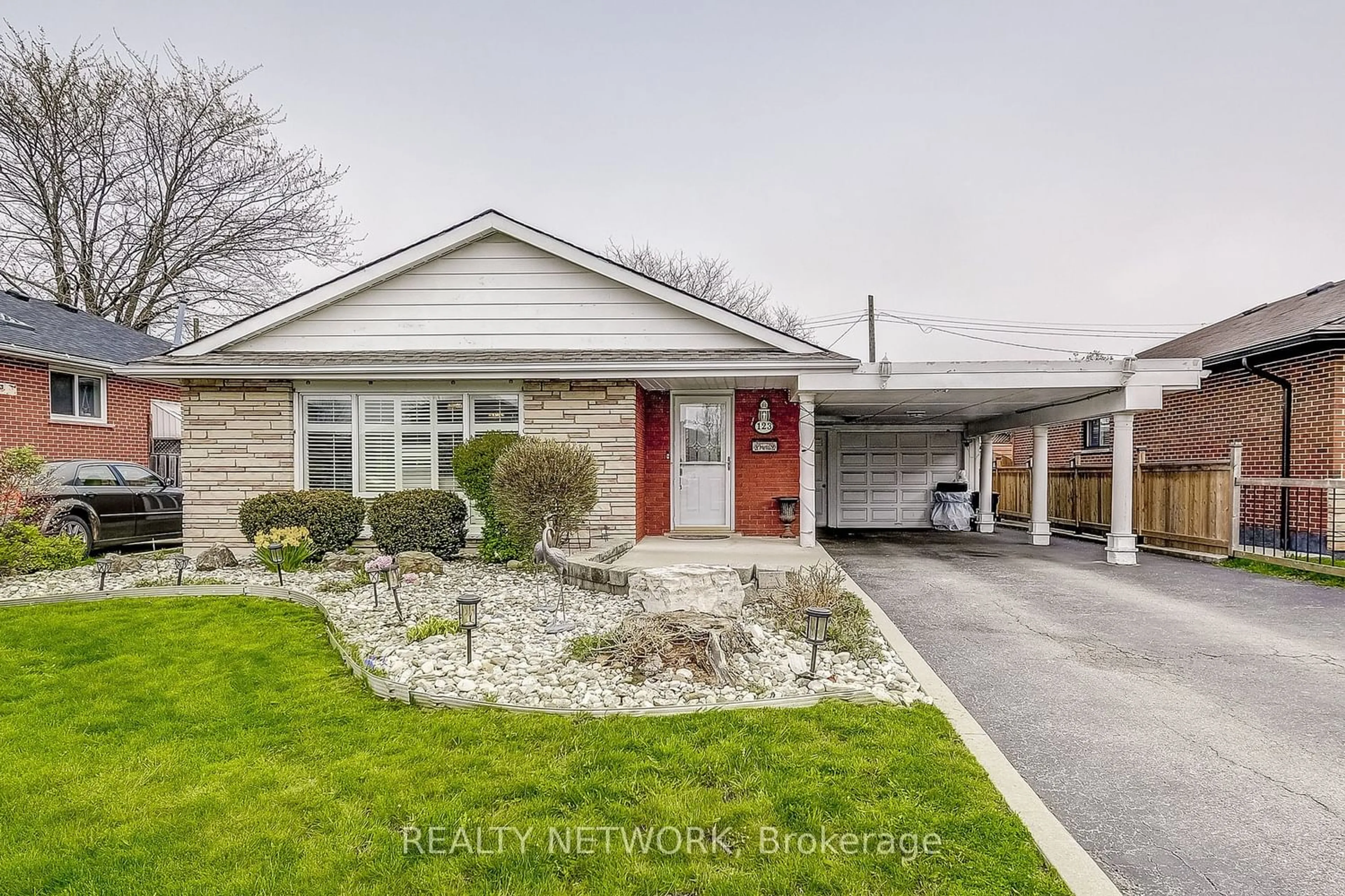 Frontside or backside of a home for 123 Currie St, Hamilton Ontario L8T 3N1