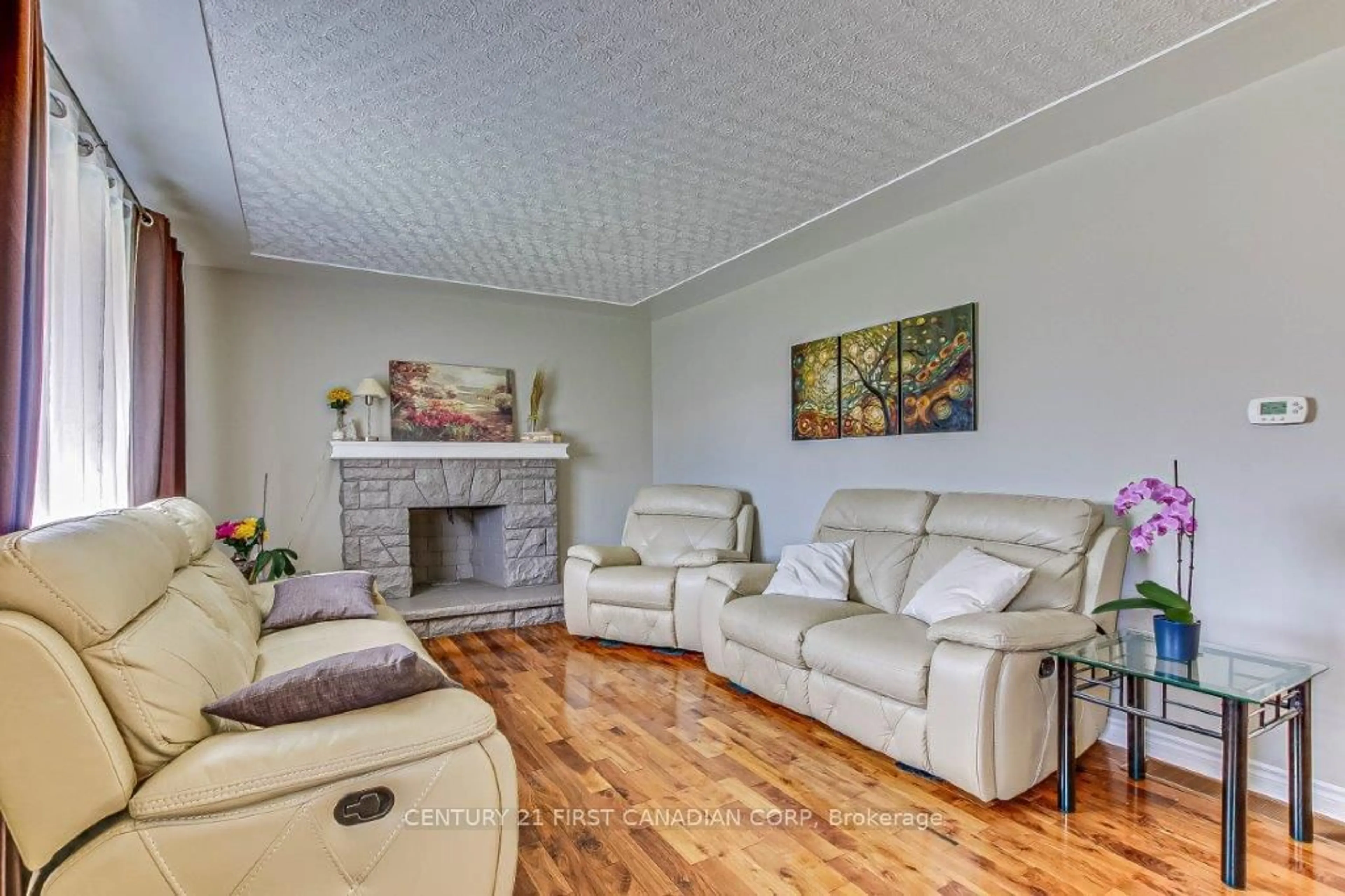 Living room for 868 Oxford St, London Ontario N6H 1V3