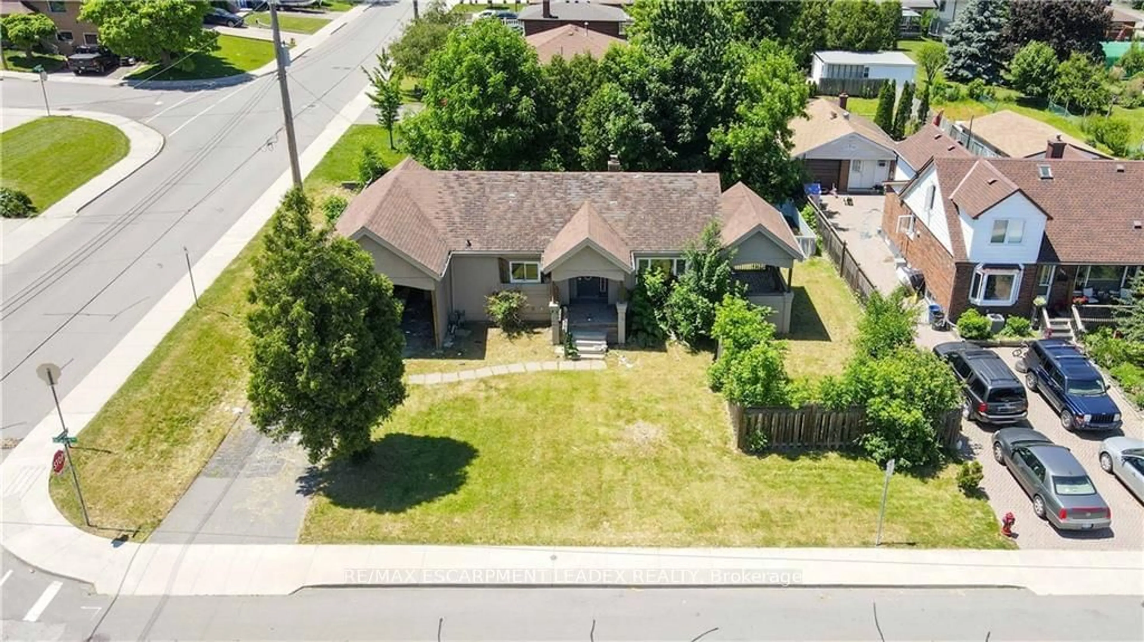 Frontside or backside of a home for 368 Caledon Ave, Hamilton Ontario L9C 3E3