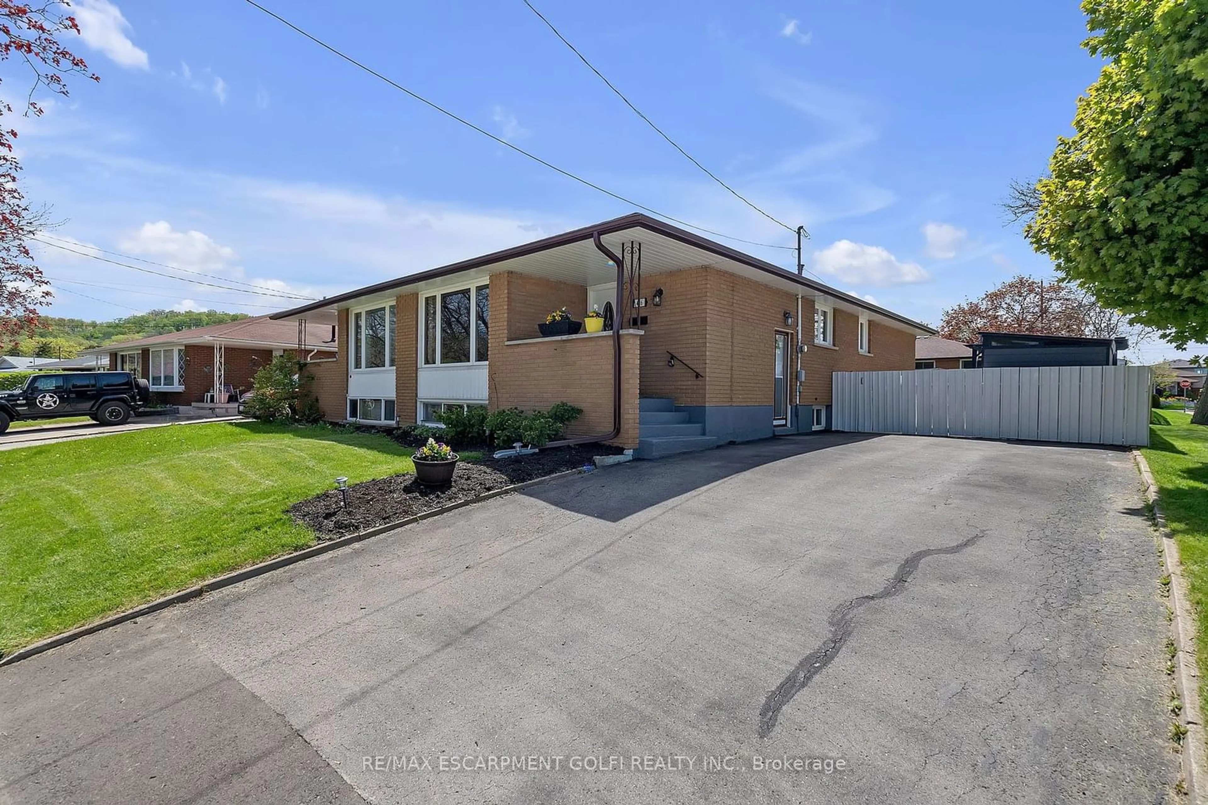 Frontside or backside of a home for 496 Greenhill Ave, Hamilton Ontario L8K 5E6