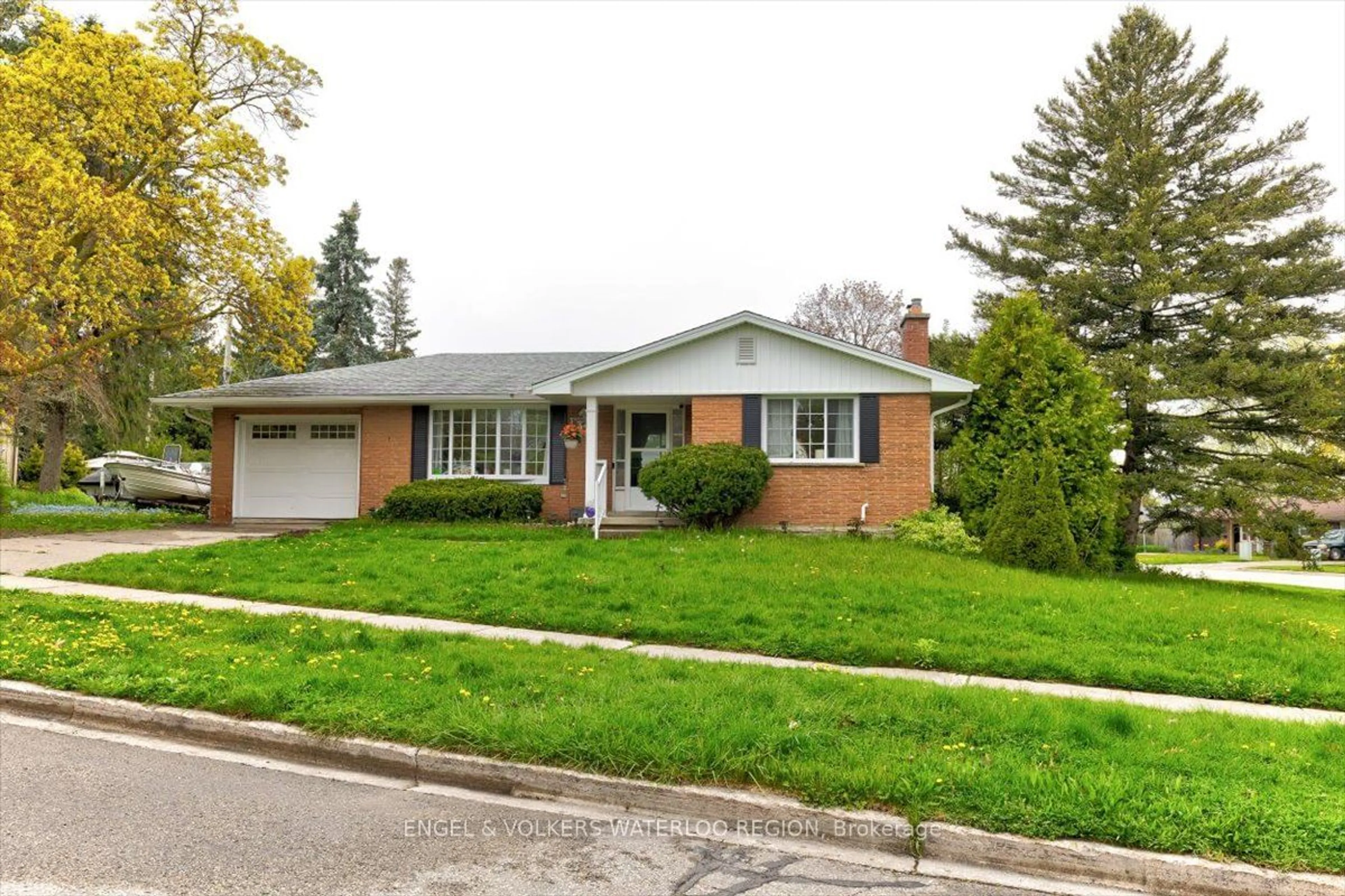 Home with brick exterior material for 32 Grant St, Cambridge Ontario N1S 1C1