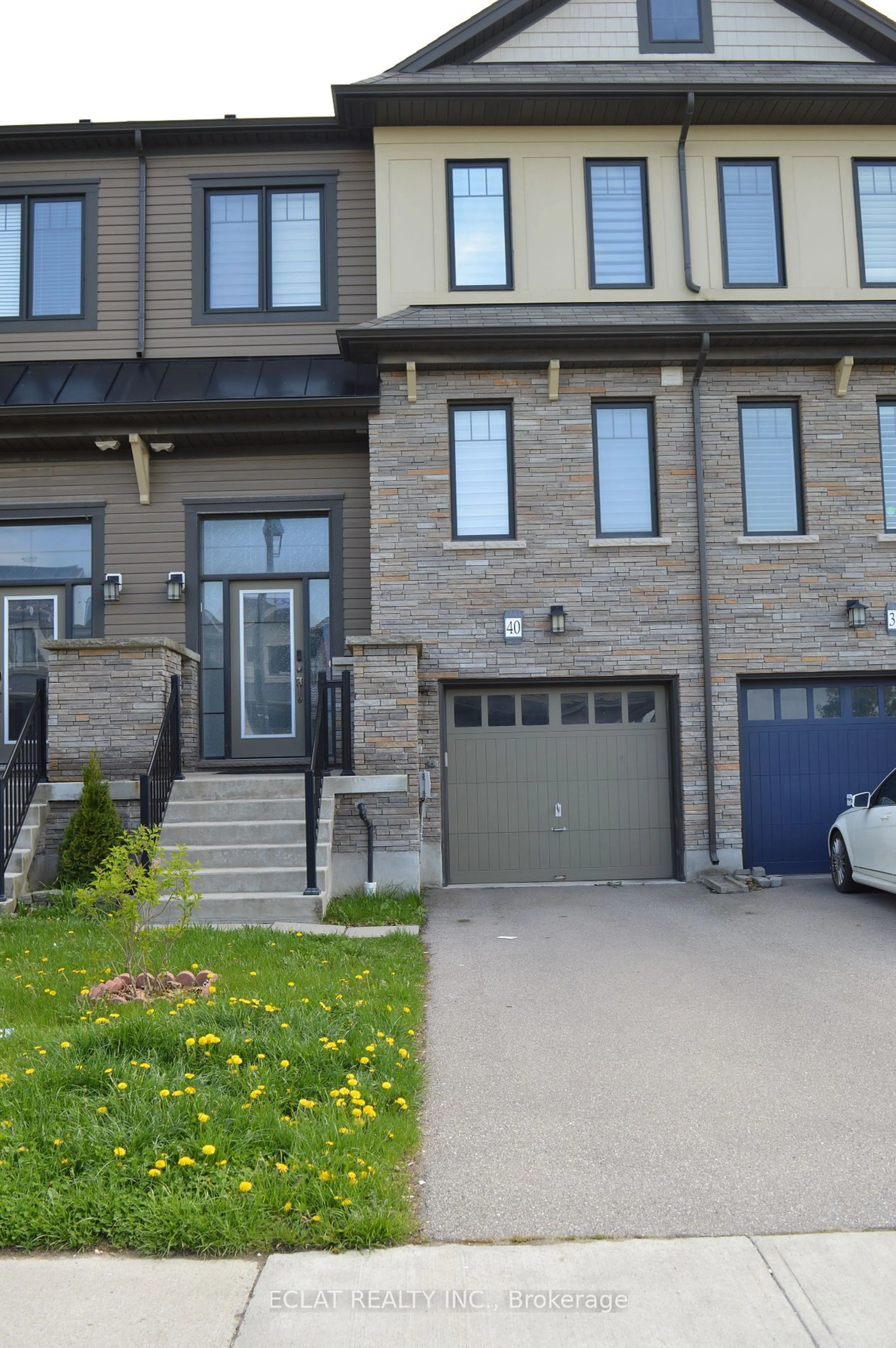 A pic from exterior of the house or condo for 40 Crafter Cres, Hamilton Ontario L8J 0H6