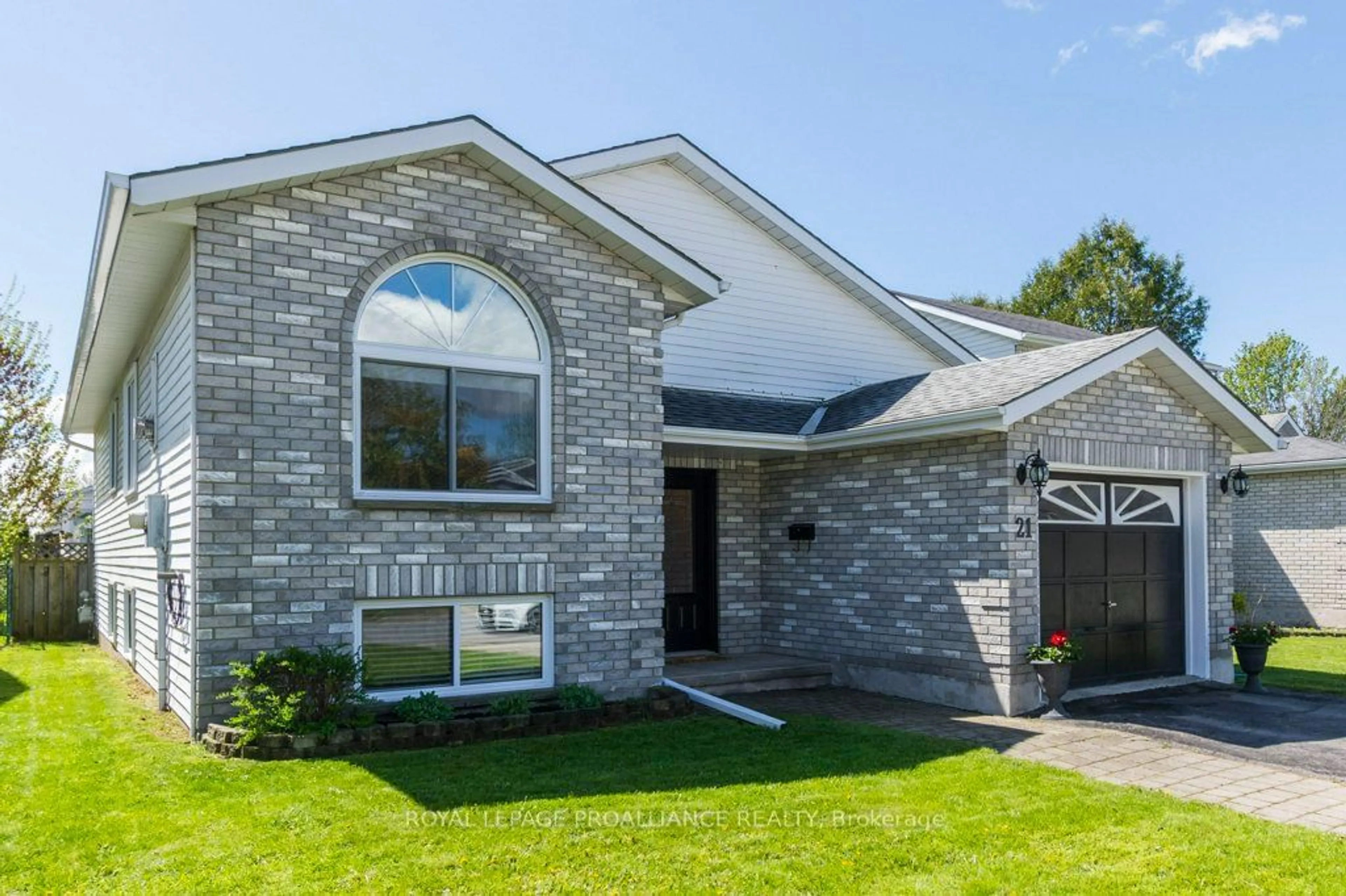 Home with brick exterior material for 21 Bogart Cres, Belleville Ontario K8P 5E9