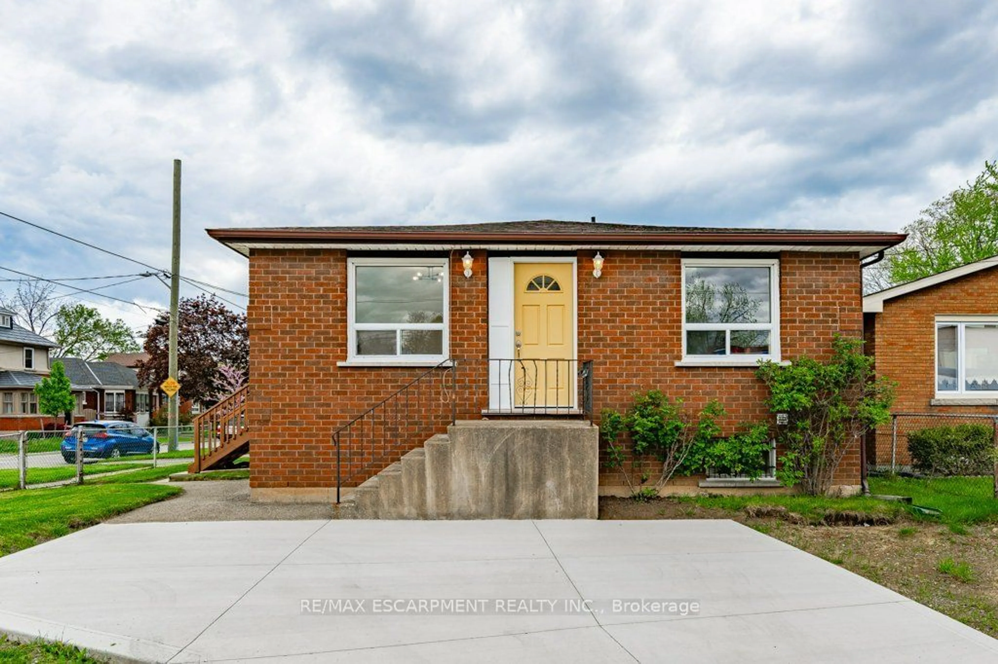 Home with brick exterior material for 44 Currie St, St. Catharines Ontario L2M 5M8