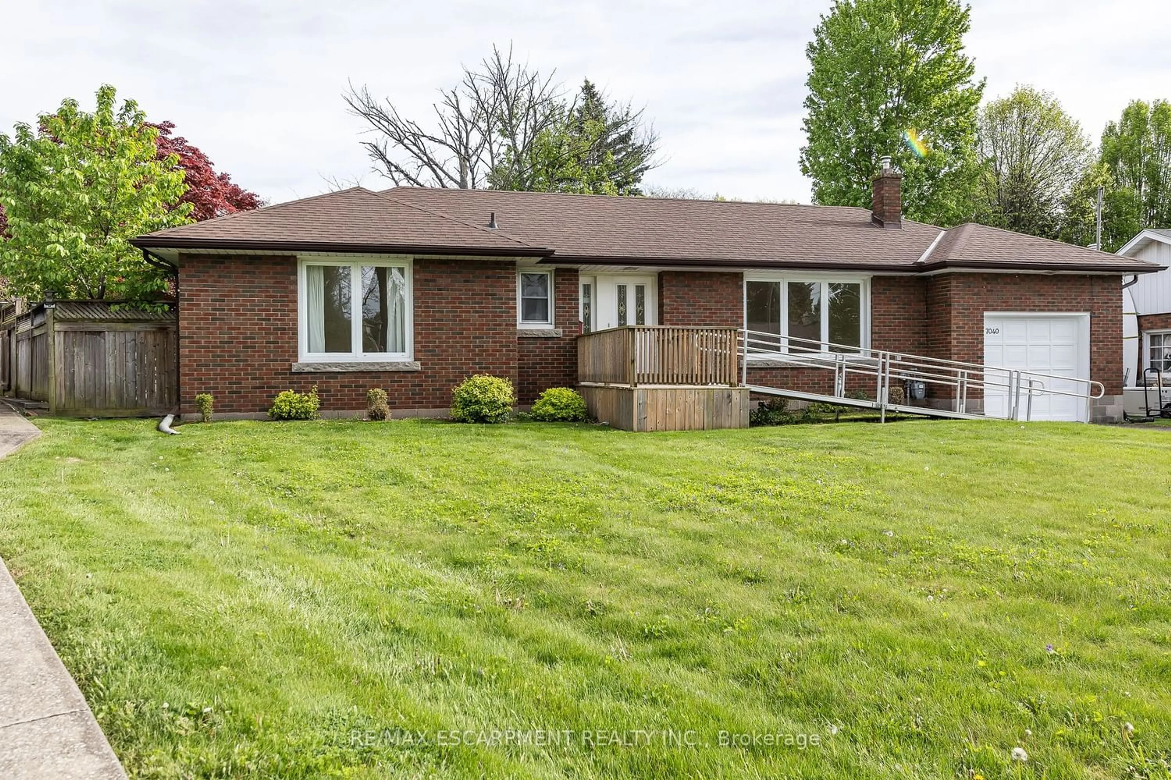 Home with brick exterior material for 7040 Brookfield Ave, Niagara Falls Ontario L2G 5R8