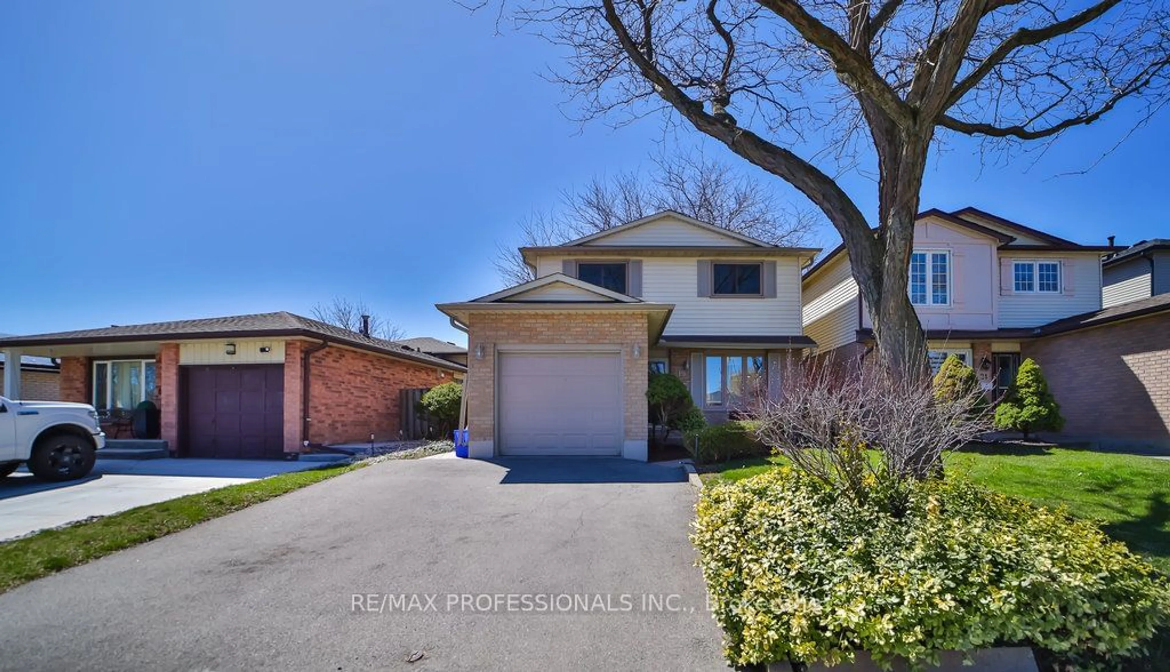 Frontside or backside of a home for 19 Salina Pl, Hamilton Ontario L8G 4L4
