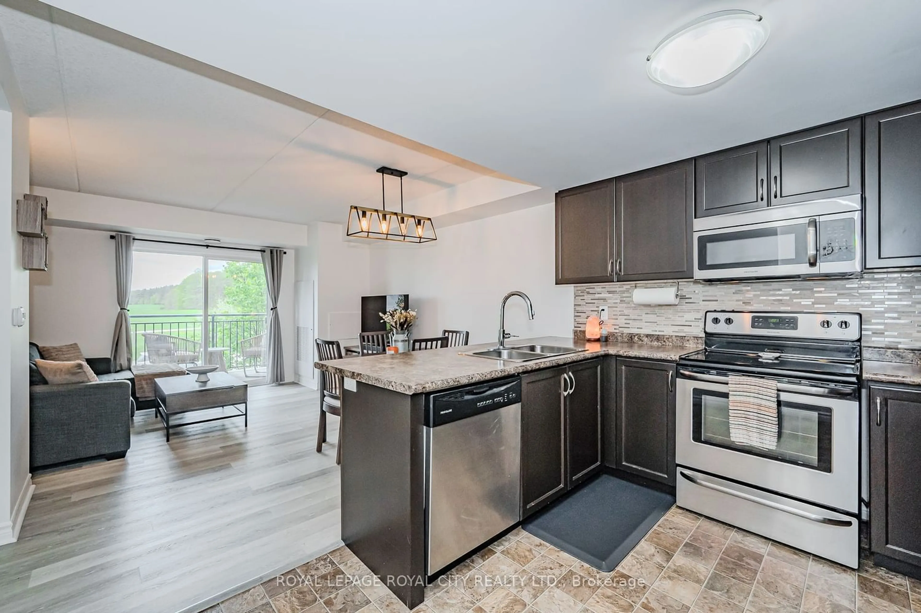 Standard kitchen for 67 Kingsbury Sq #203, Guelph Ontario N1L 0L3