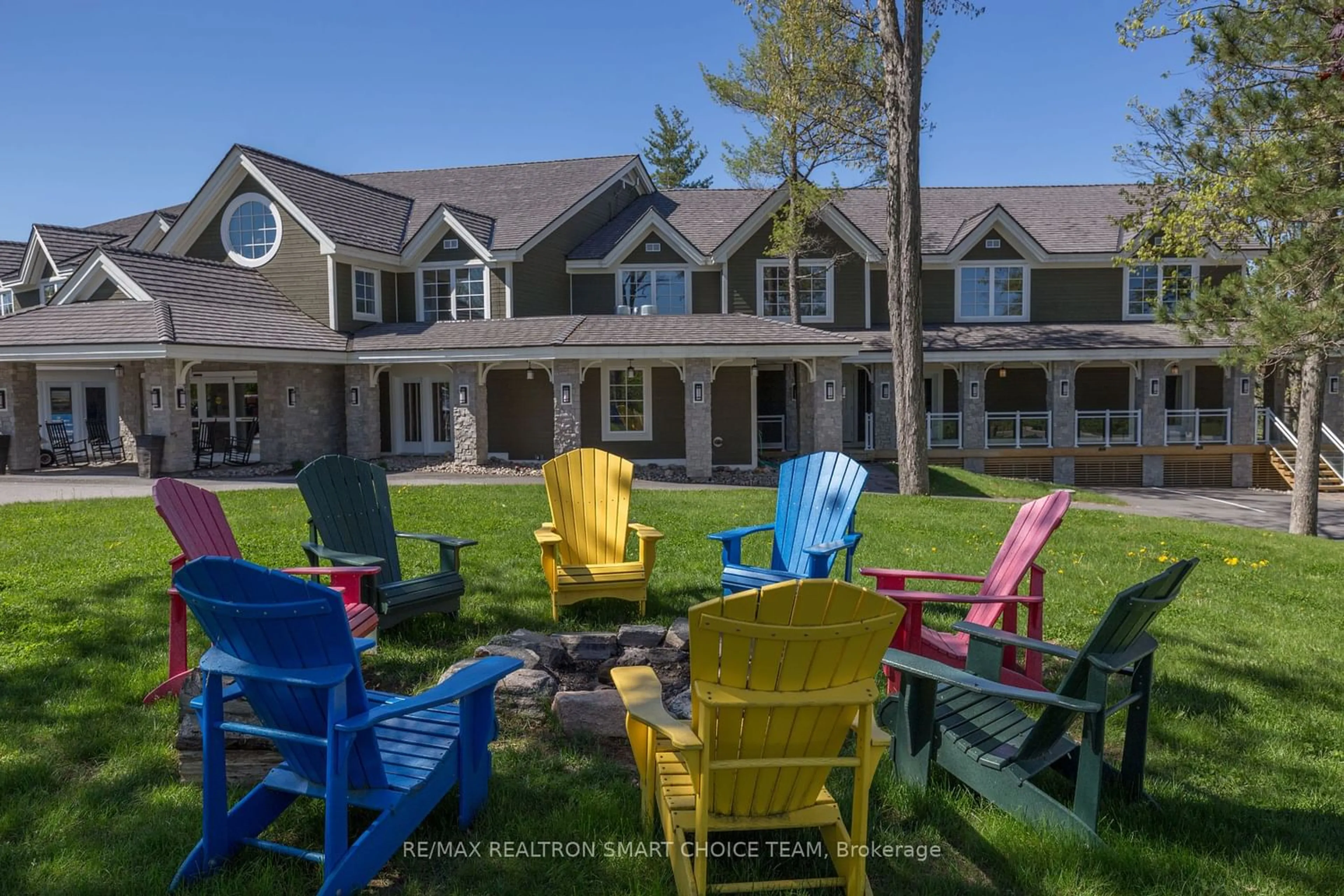 Patio for 1869 Muskoka 118 (A1) Rd #L204, Bracebridge Ontario P1L 1W8