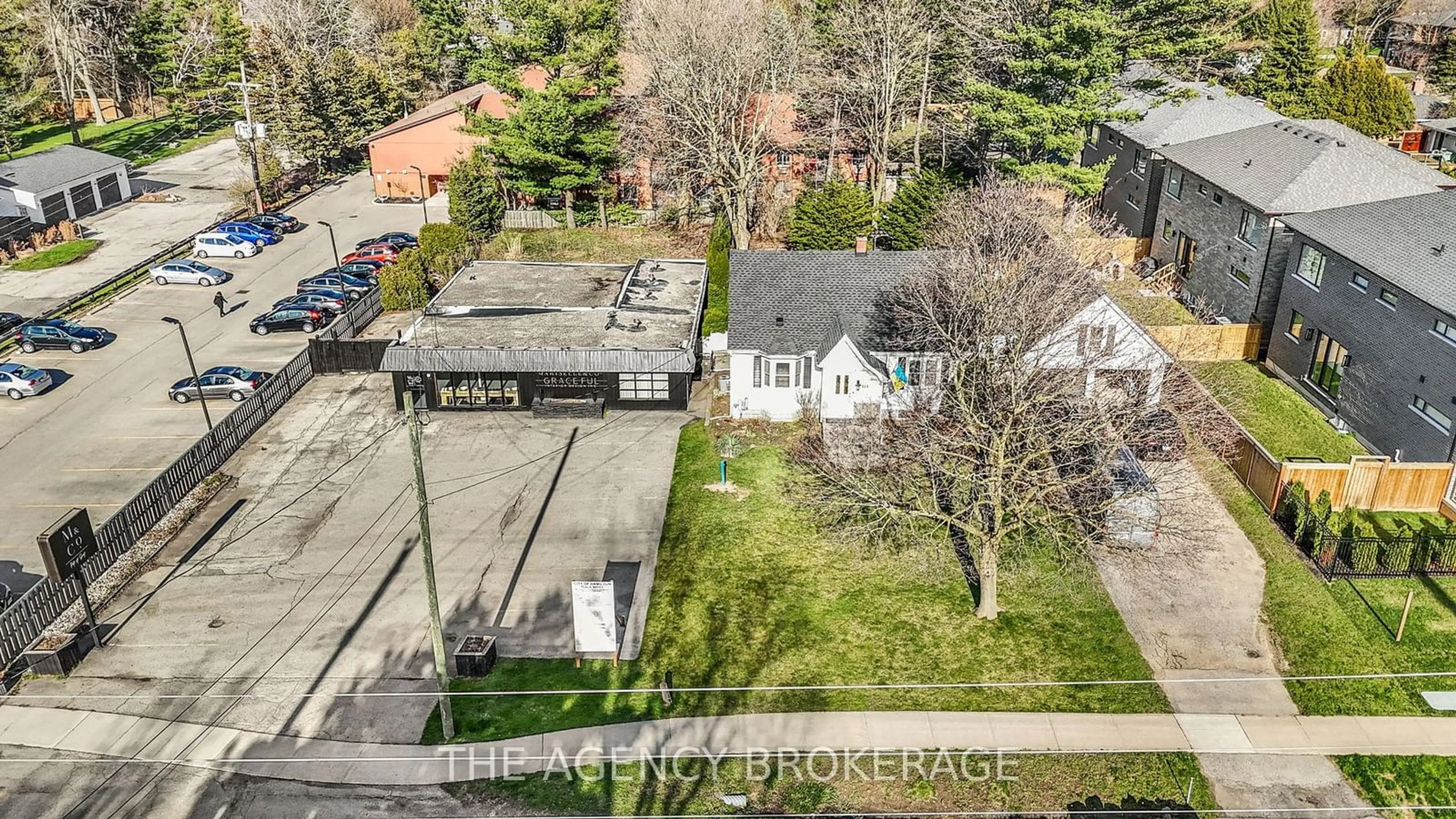 Frontside or backside of a home for 111-115 FIDDLERS GREEN Rd, Hamilton Ontario L9G 1W4