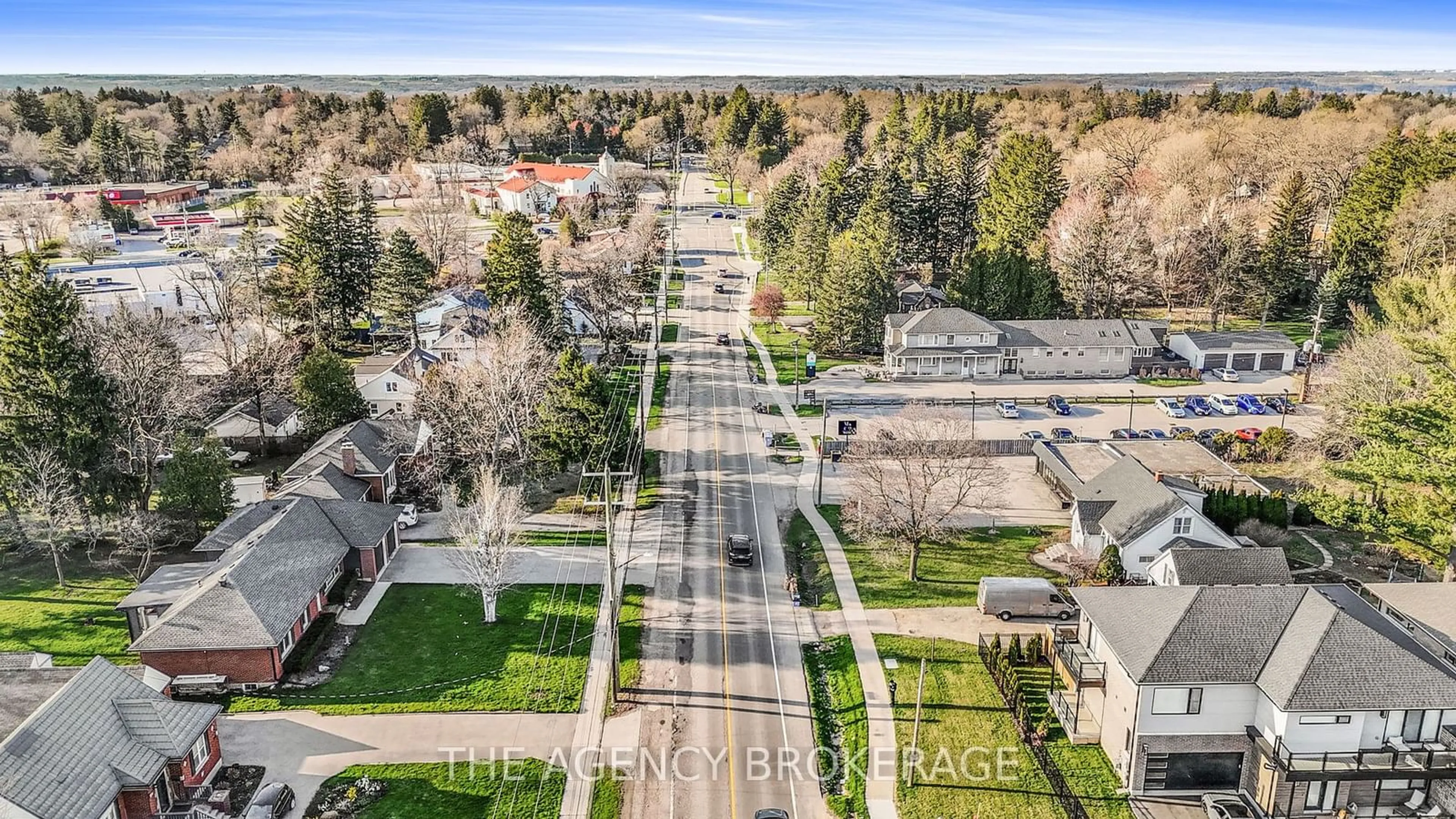 A pic from exterior of the house or condo, the street view for 111-115 FIDDLERS GREEN Rd, Hamilton Ontario L9G 1W4