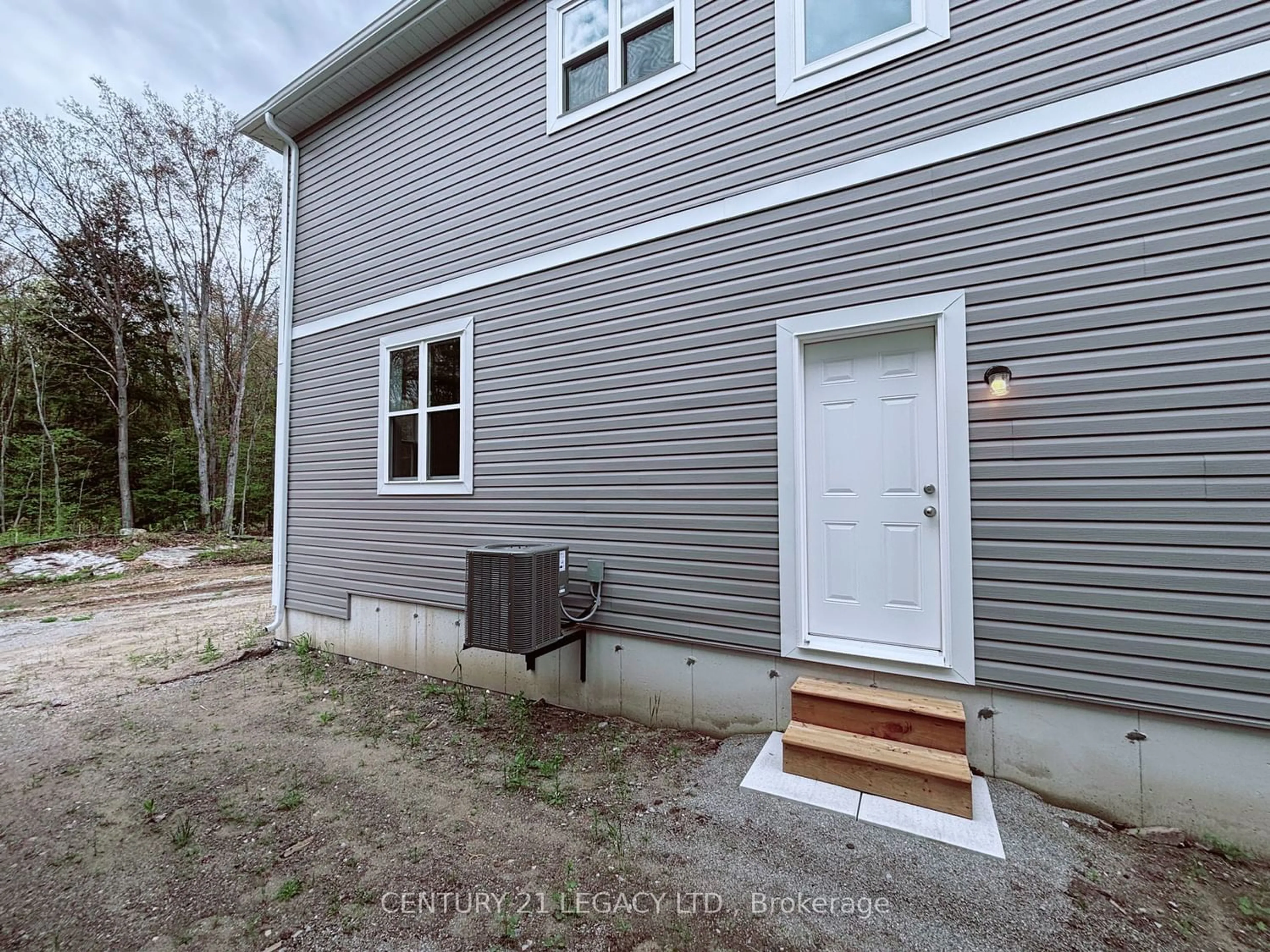 Frontside or backside of a home for 235 Daffodil Crt, Gravenhurst Ontario P1P 0B8