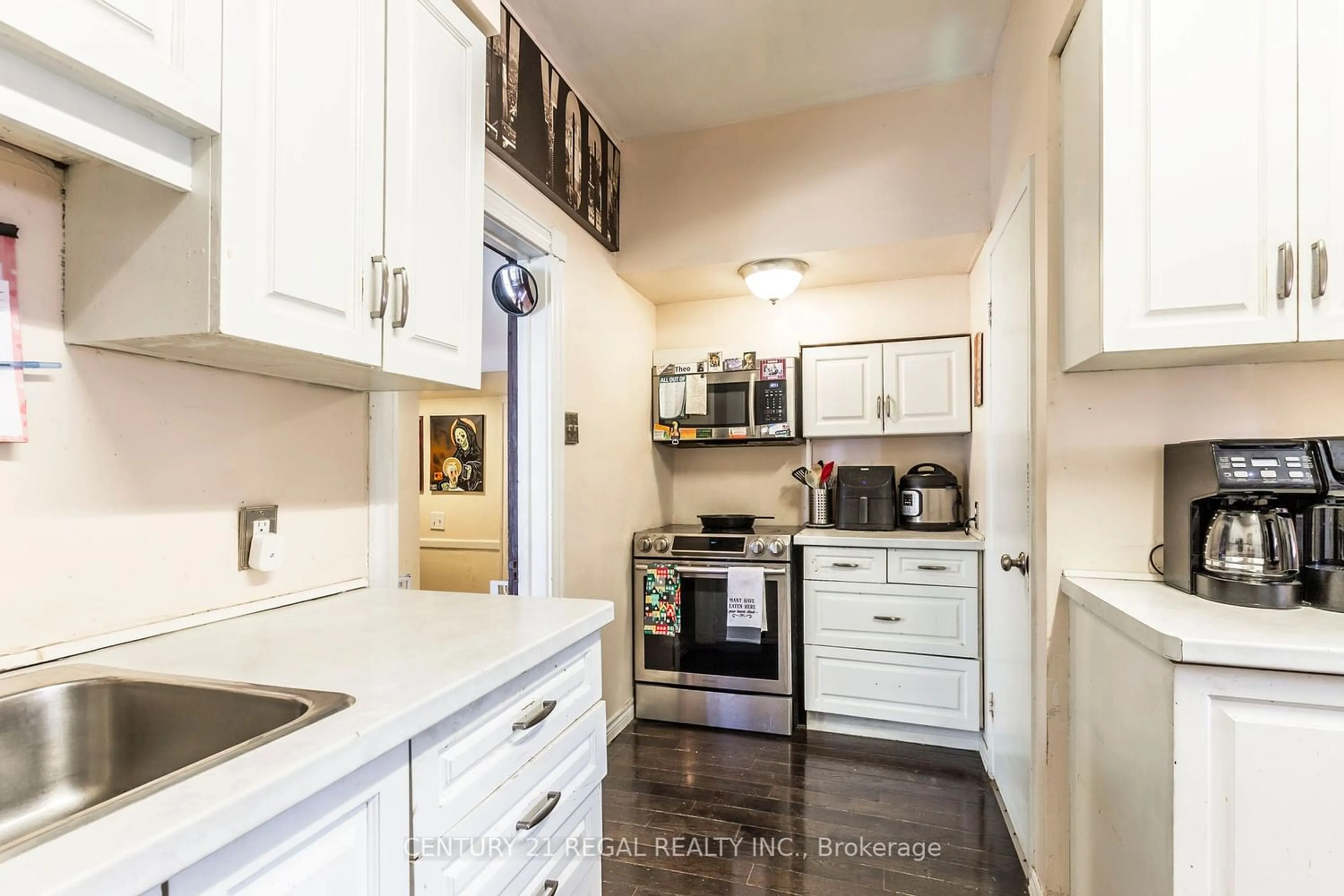Standard kitchen for 6 Rutherford Ave, Hamilton Ontario L8M 1Y4