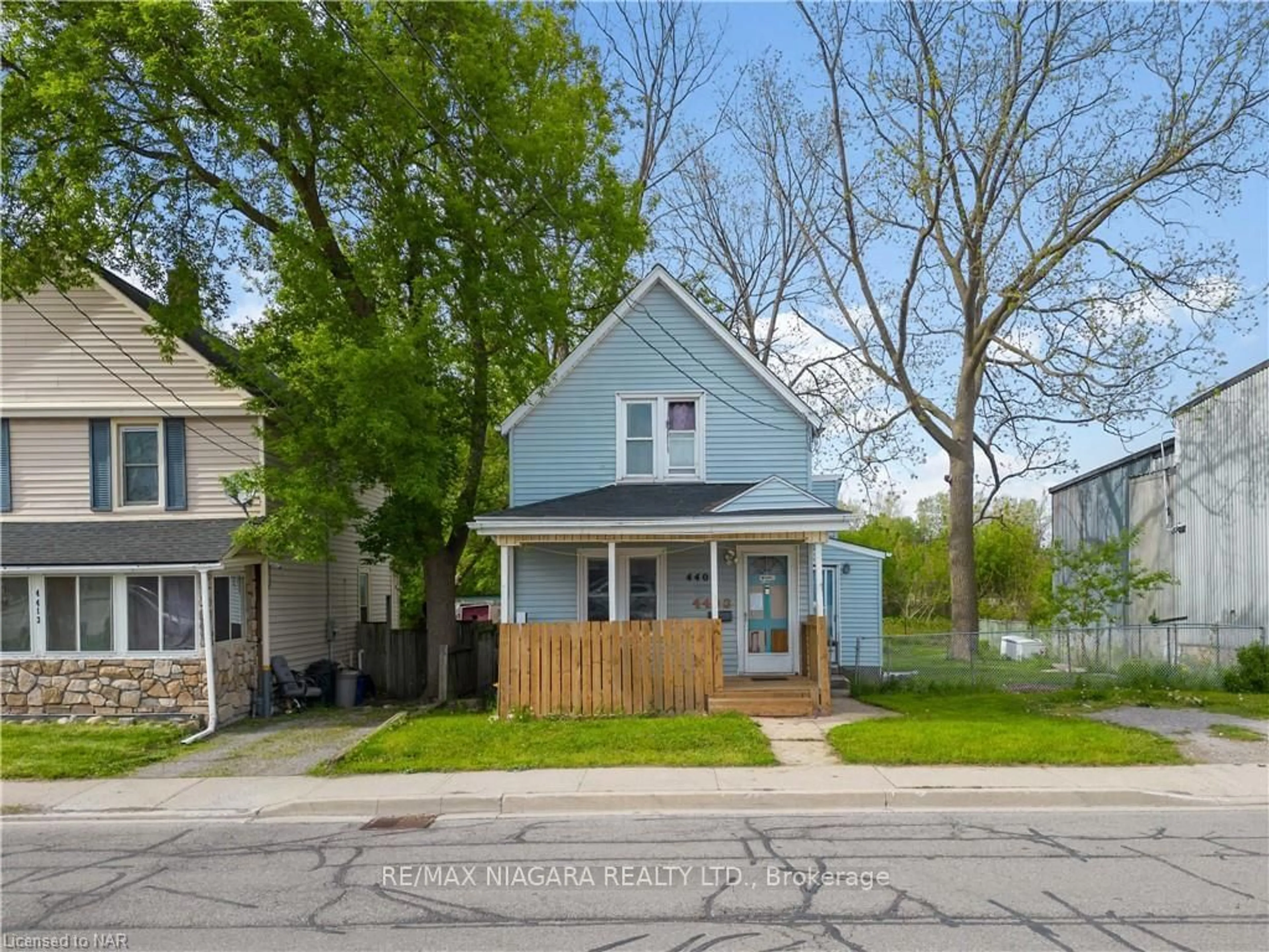 Frontside or backside of a home for 4403 Park St, Niagara Falls Ontario L2E 2P4