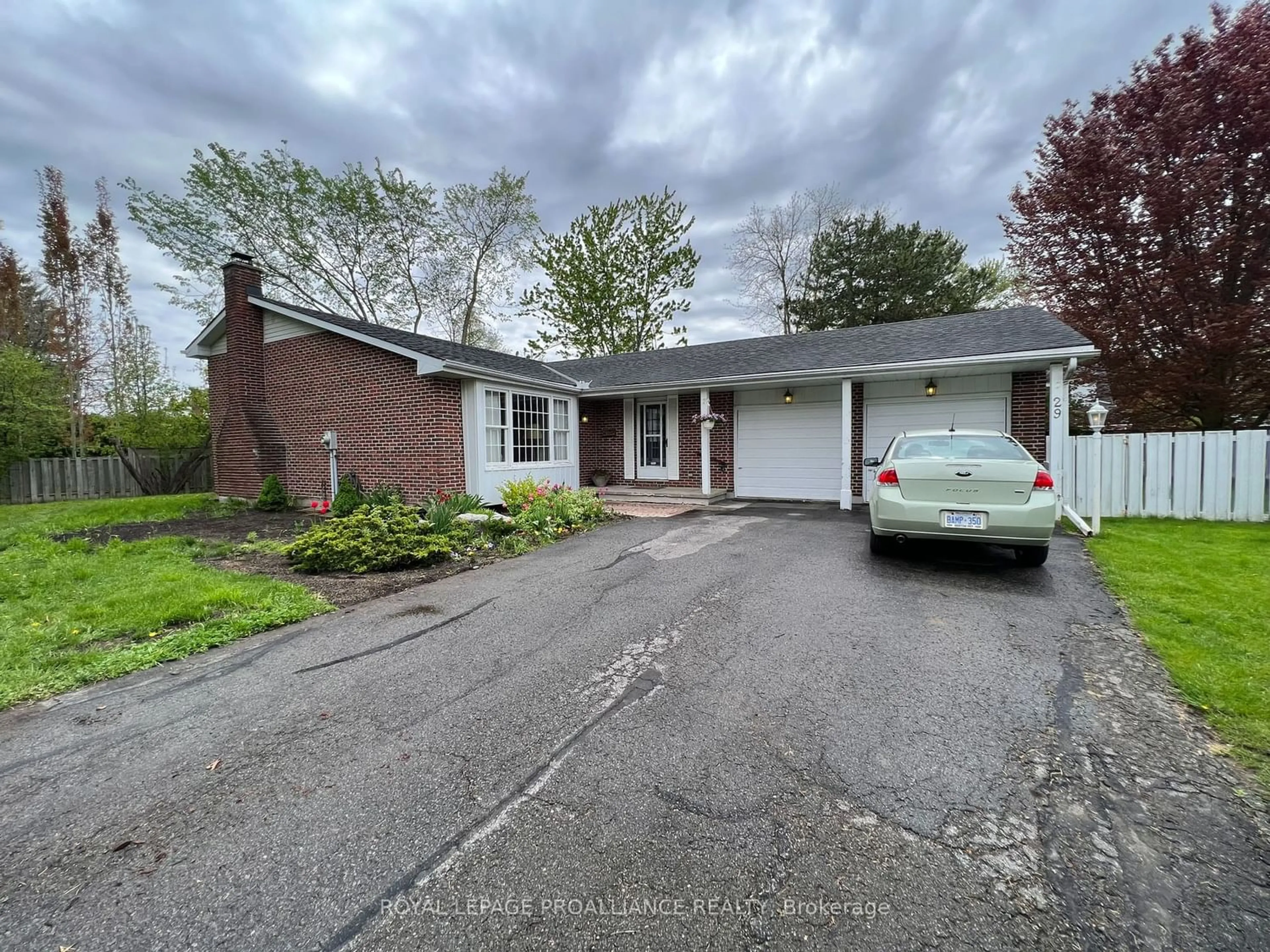 Frontside or backside of a home for 29 Keller Dr, Belleville Ontario K8P 4B3