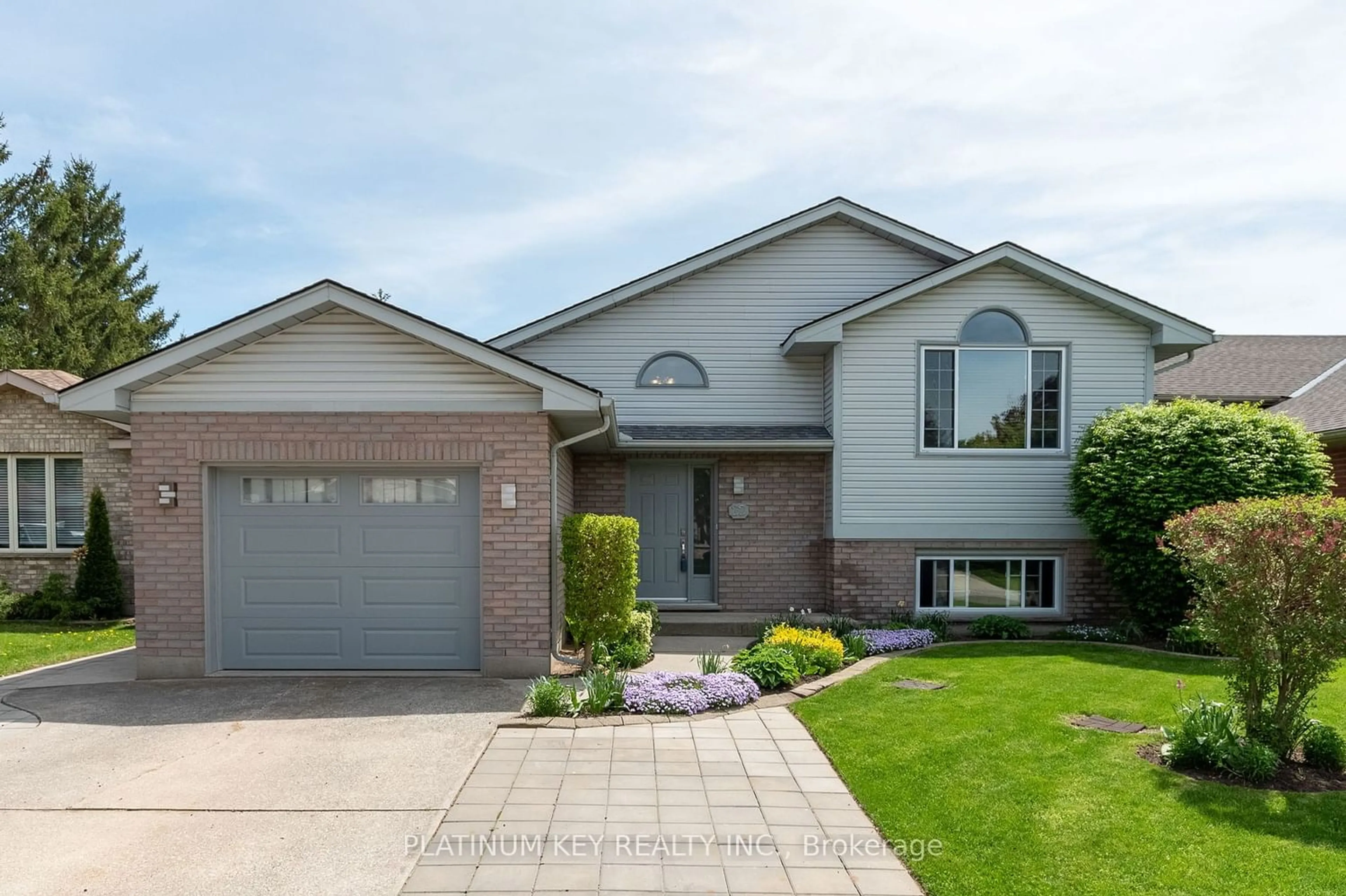 Frontside or backside of a home for 22 Parkview Dr, Strathroy-Caradoc Ontario N7G 4A1