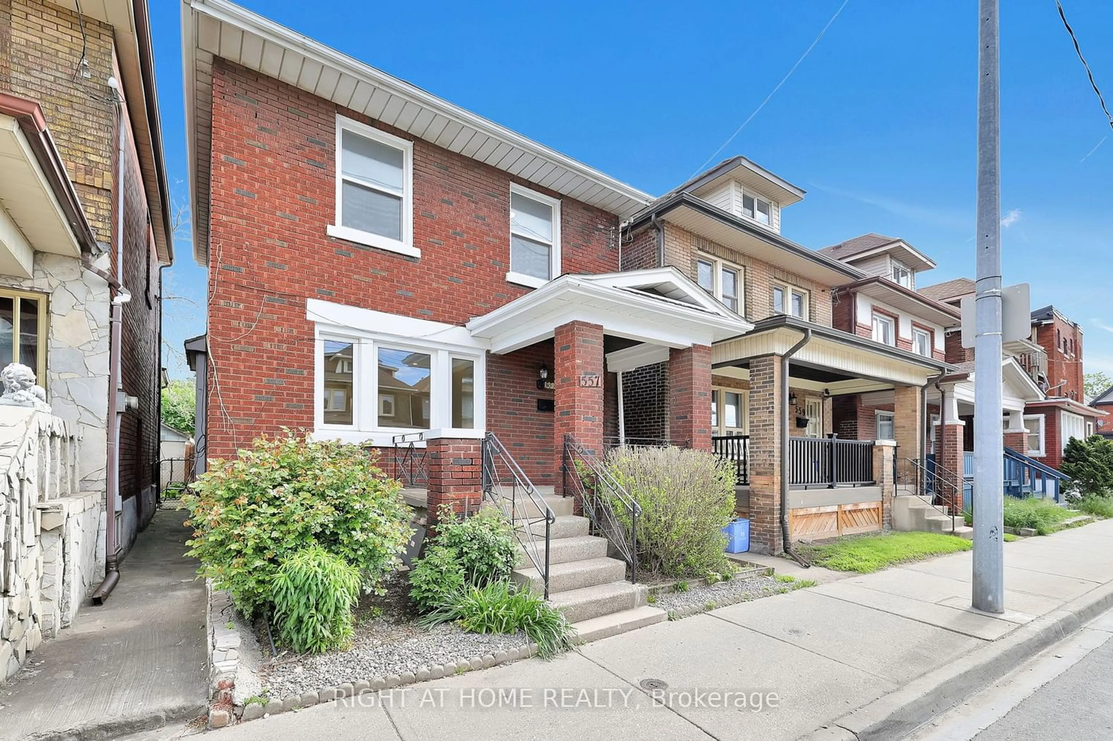Home with brick exterior material for 557 Cannon St, Hamilton Ontario L8L 2G2