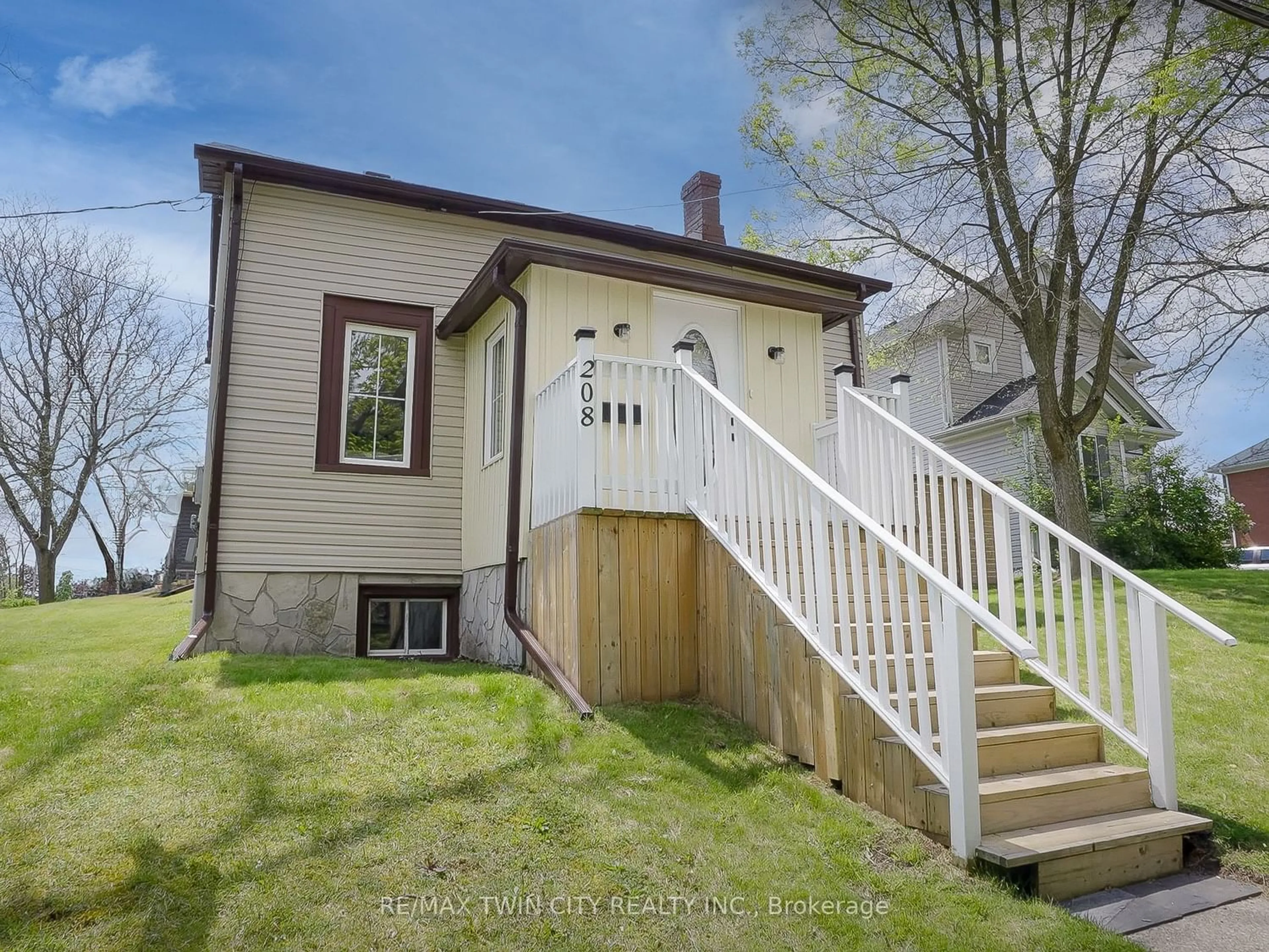 Frontside or backside of a home for 208 Jacob St, Cambridge Ontario N3H 2T9