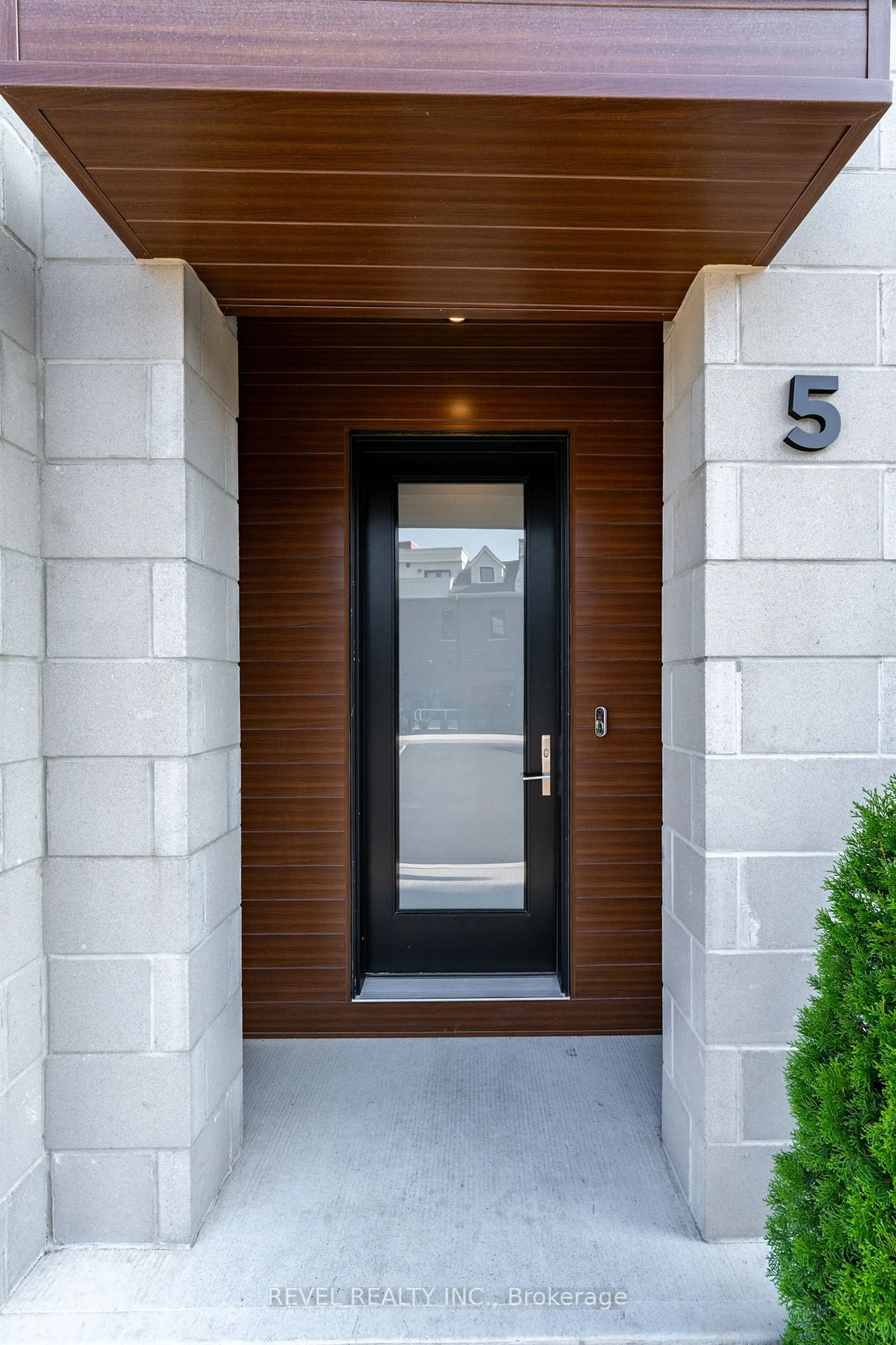 Indoor entryway for 1397 York Rd #5, Niagara-on-the-Lake Ontario L0S 1J1