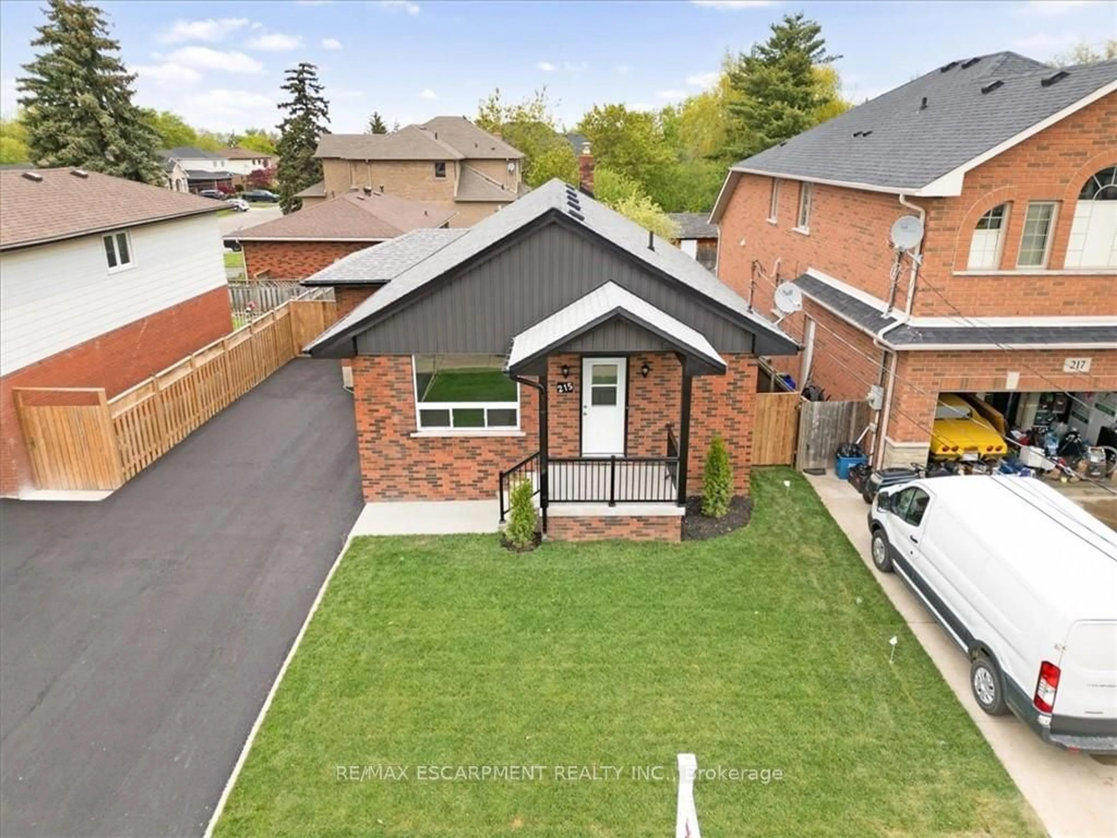 Frontside or backside of a home for 215 Federal St, Hamilton Ontario L8E 1P2
