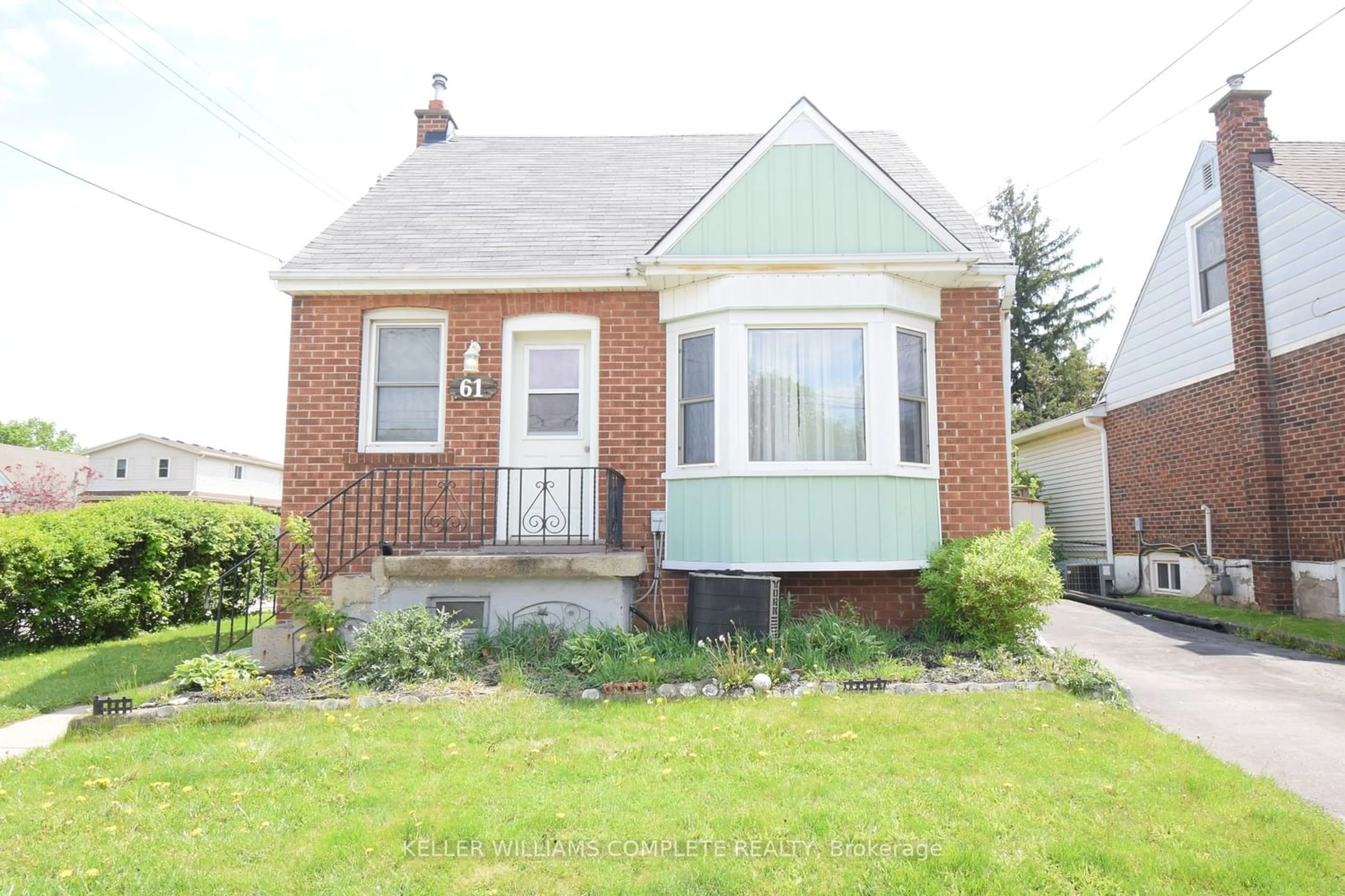 Frontside or backside of a home for 61 East 14th St, Hamilton Ontario L9A 4B4