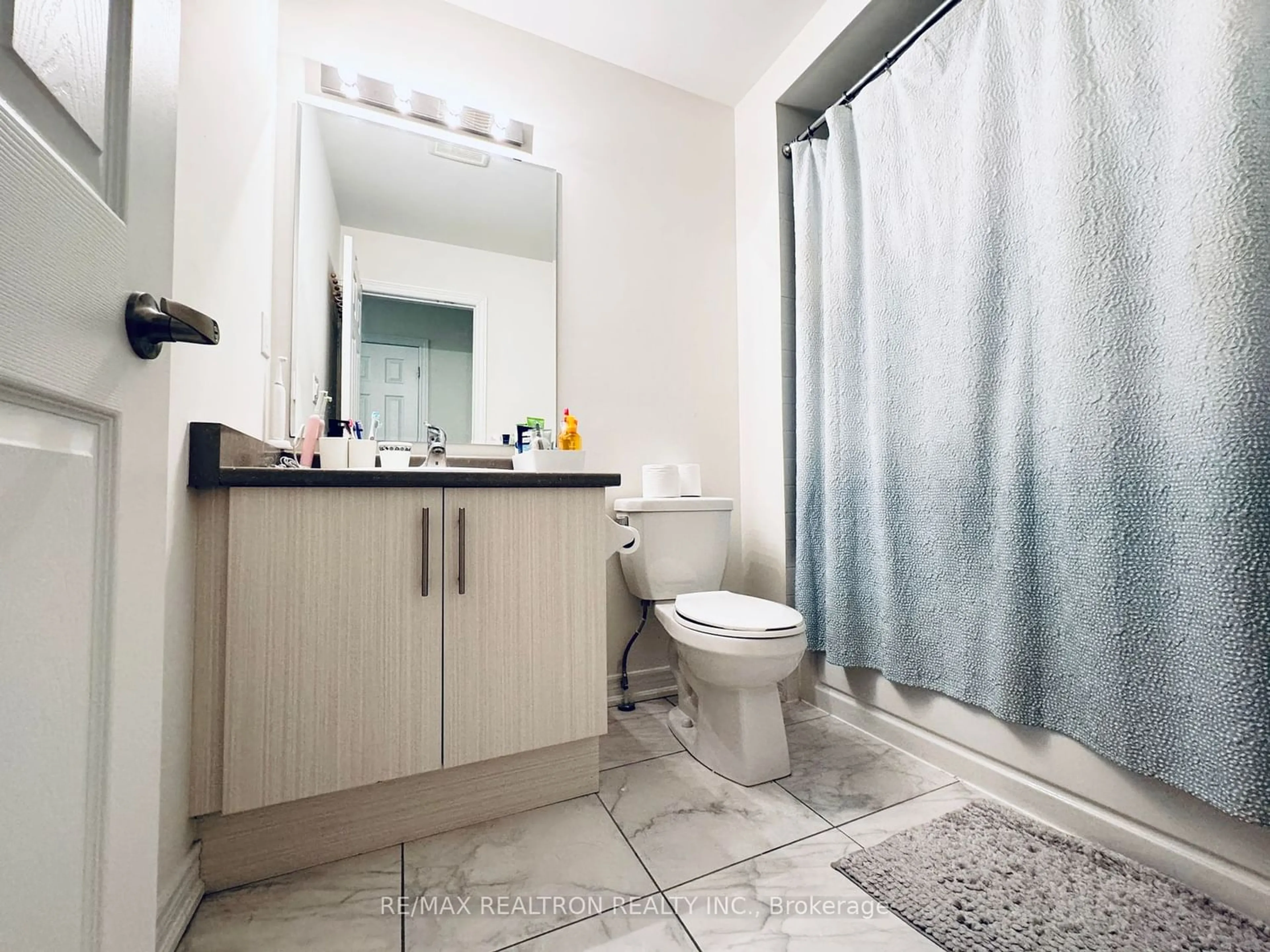 Standard bathroom for 166 Deerpath Dr #90, Guelph Ontario N1K 0E2