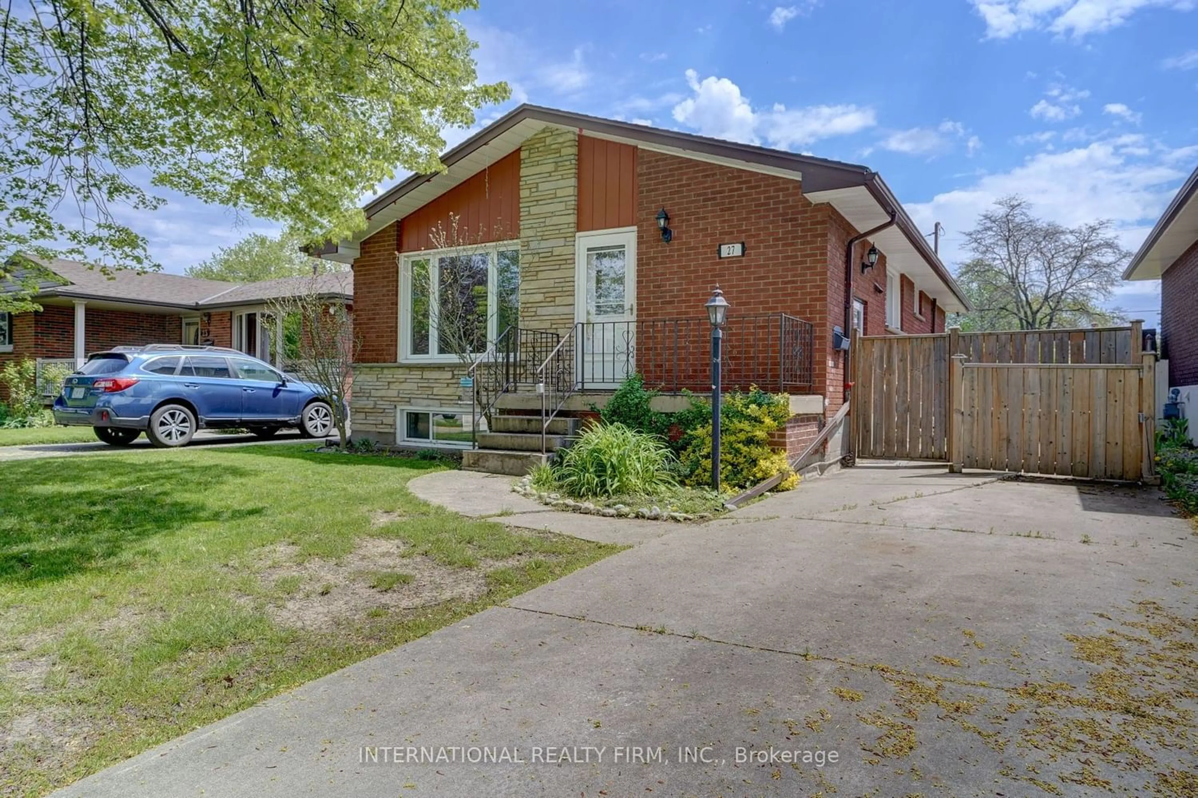 Frontside or backside of a home for 27 Sycamore St, Hamilton Ontario L8T 3N6