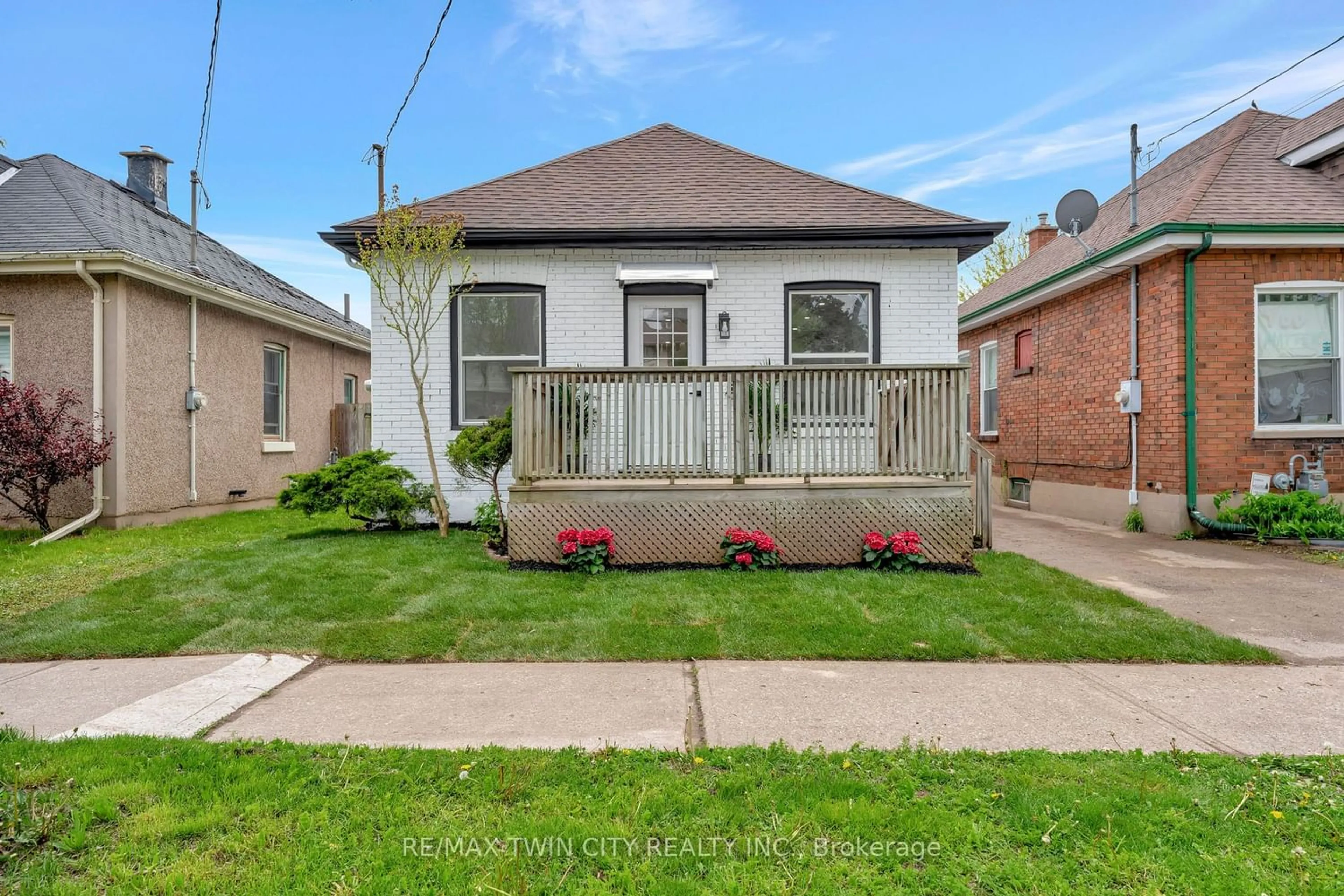 Frontside or backside of a home for 321 Sheridan St, Brantford Ontario N3S 4R8