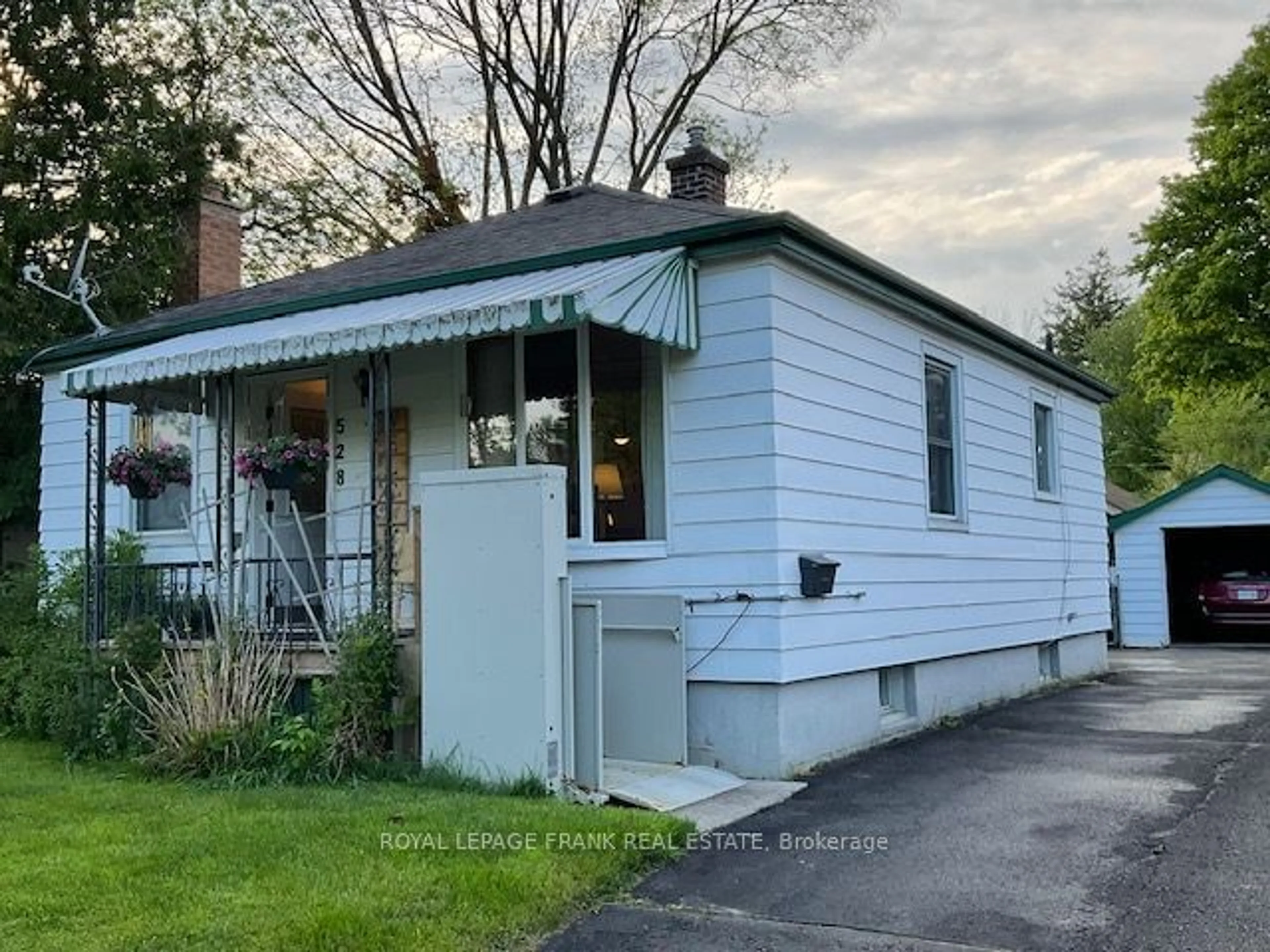 Frontside or backside of a home for 528 Hamilton St, Peterborough Ontario K9J 4C1