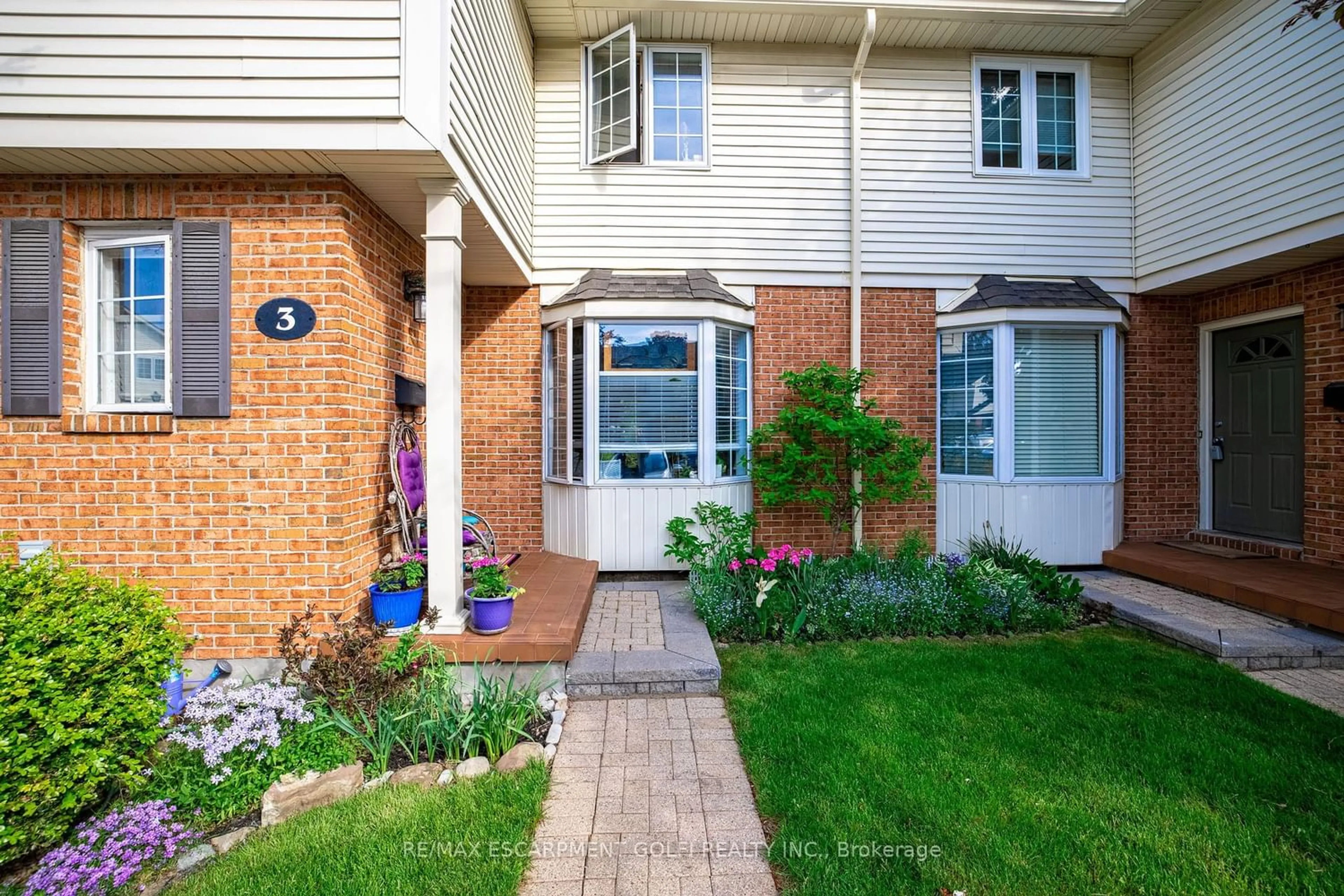 A pic from exterior of the house or condo for 275 Pelham Rd #3, St. Catharines Ontario L2S 3B9
