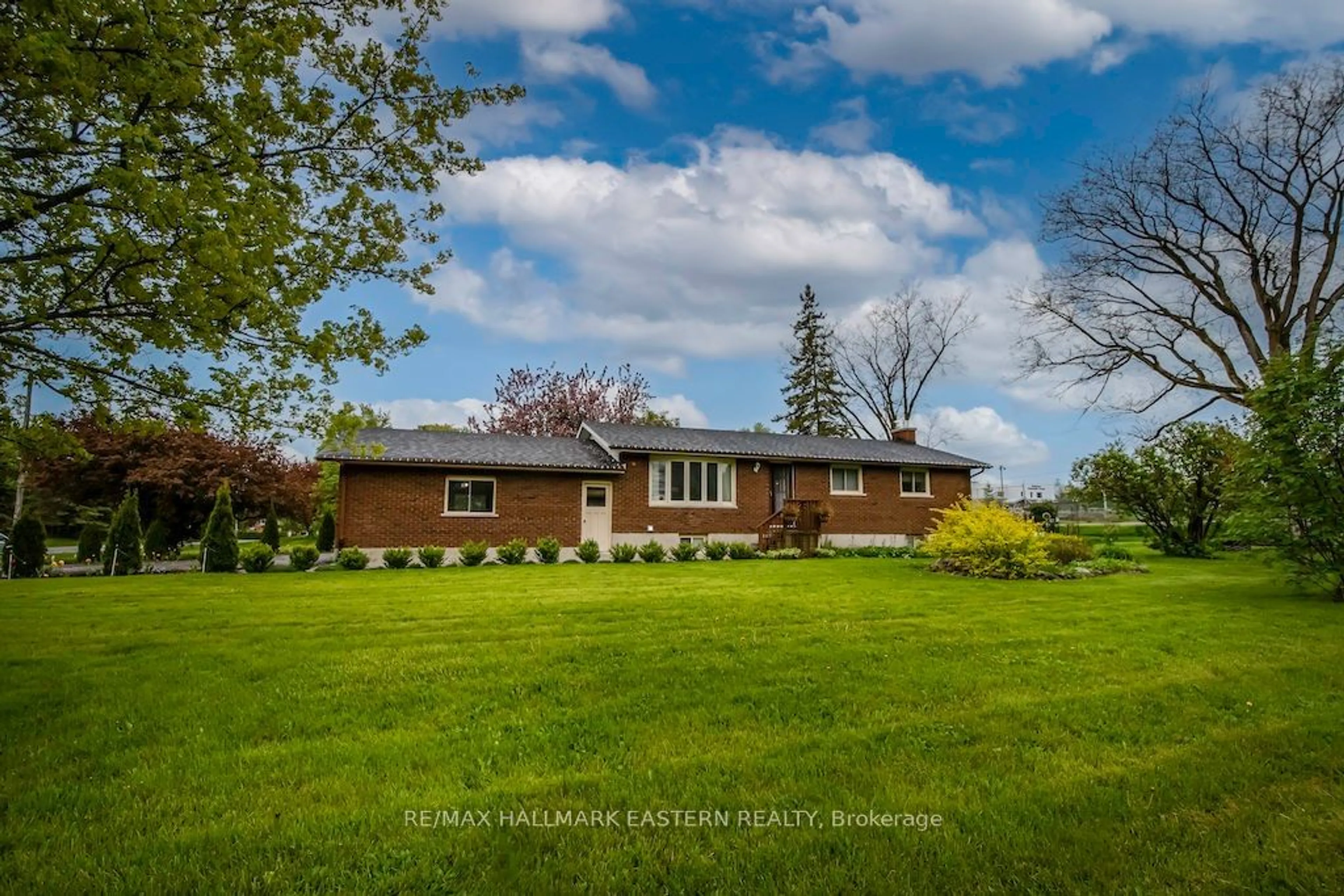 Frontside or backside of a home for 824 Maple Dr, Smith-Ennismore-Lakefield Ontario K0L 1T0
