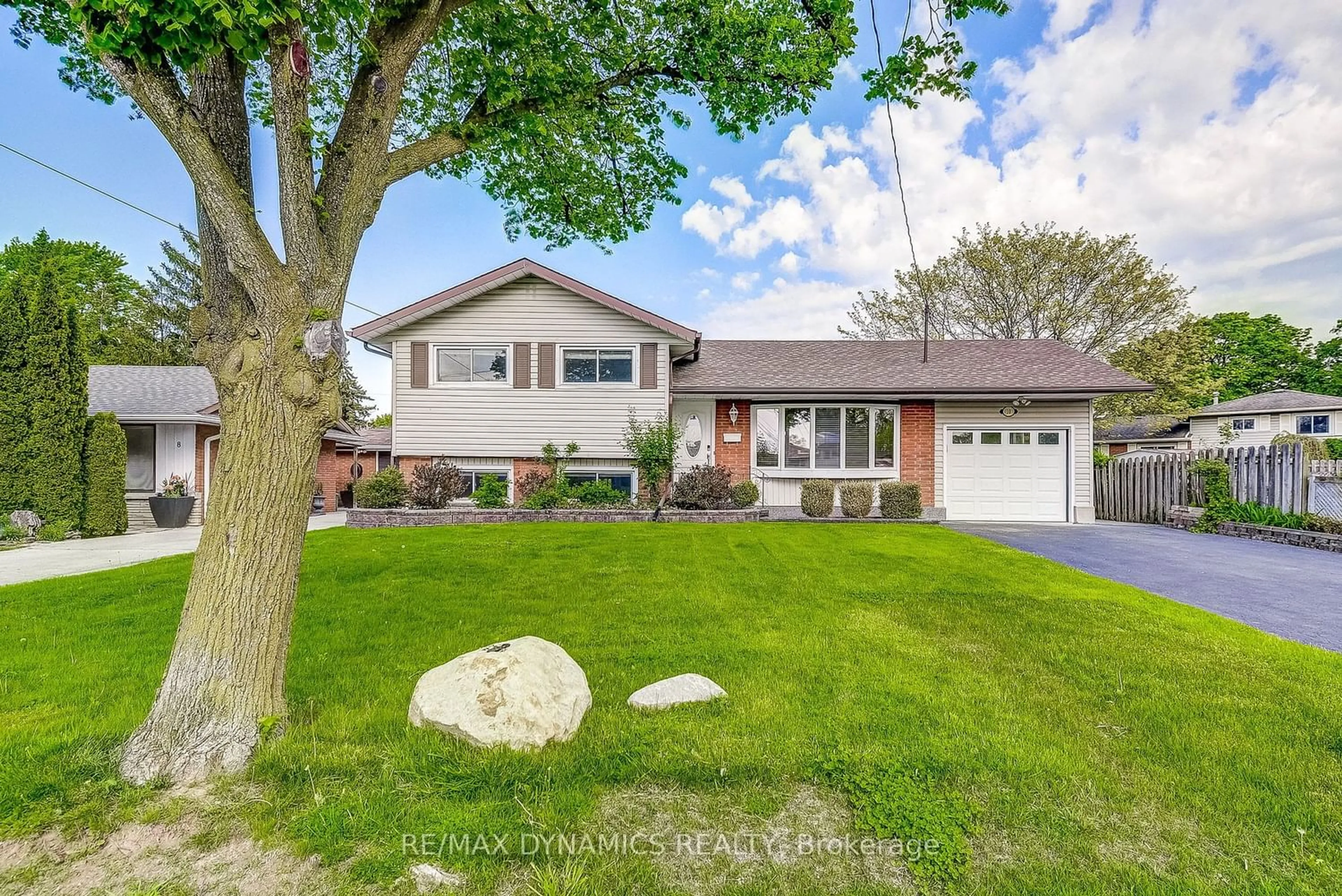 Frontside or backside of a home for 10 Carrol St, Welland Ontario L3C 2G6