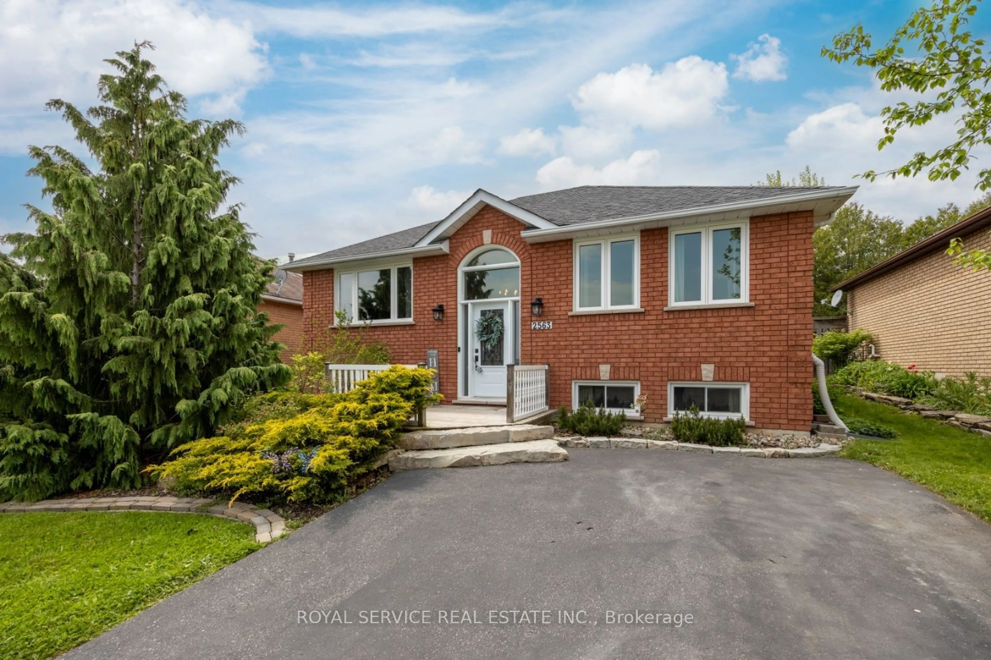Frontside or backside of a home for 2563 Idyllwood Cres, Peterborough Ontario K9L 1Z1
