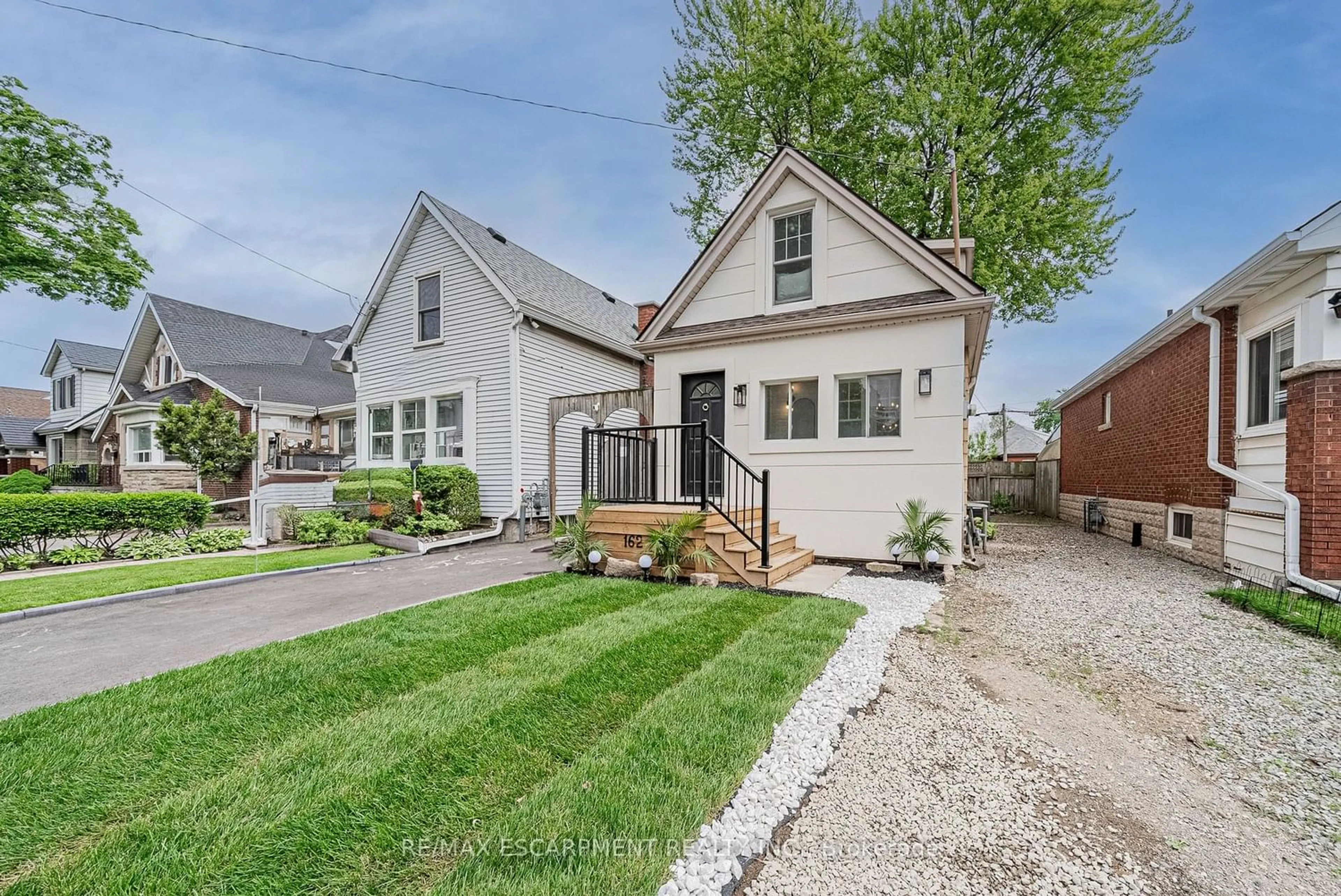 Frontside or backside of a home for 162 Tragina Ave, Hamilton Ontario L8H 5C8
