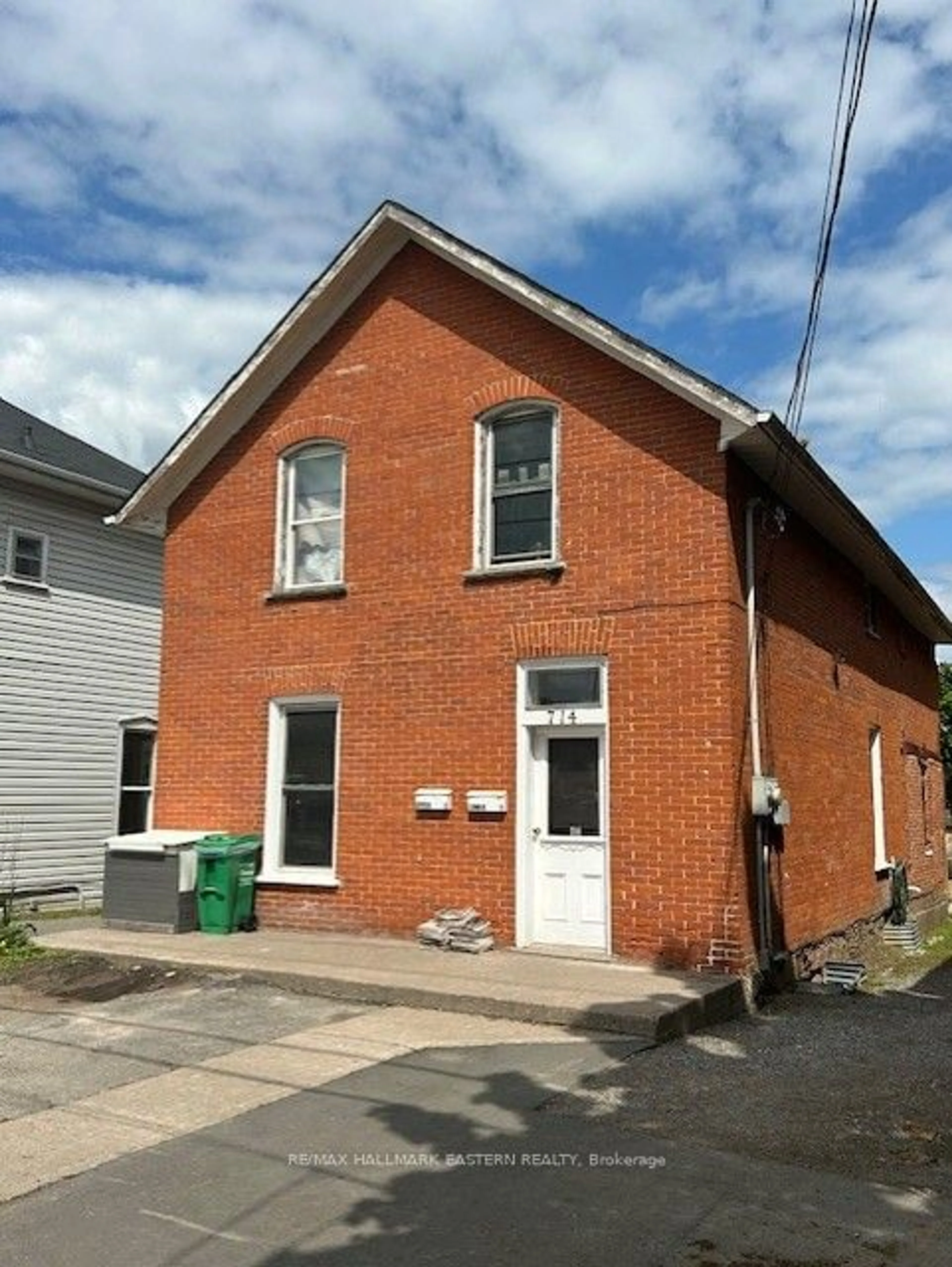 Outside view for 714 Water St, Peterborough Ontario K9H 3N3