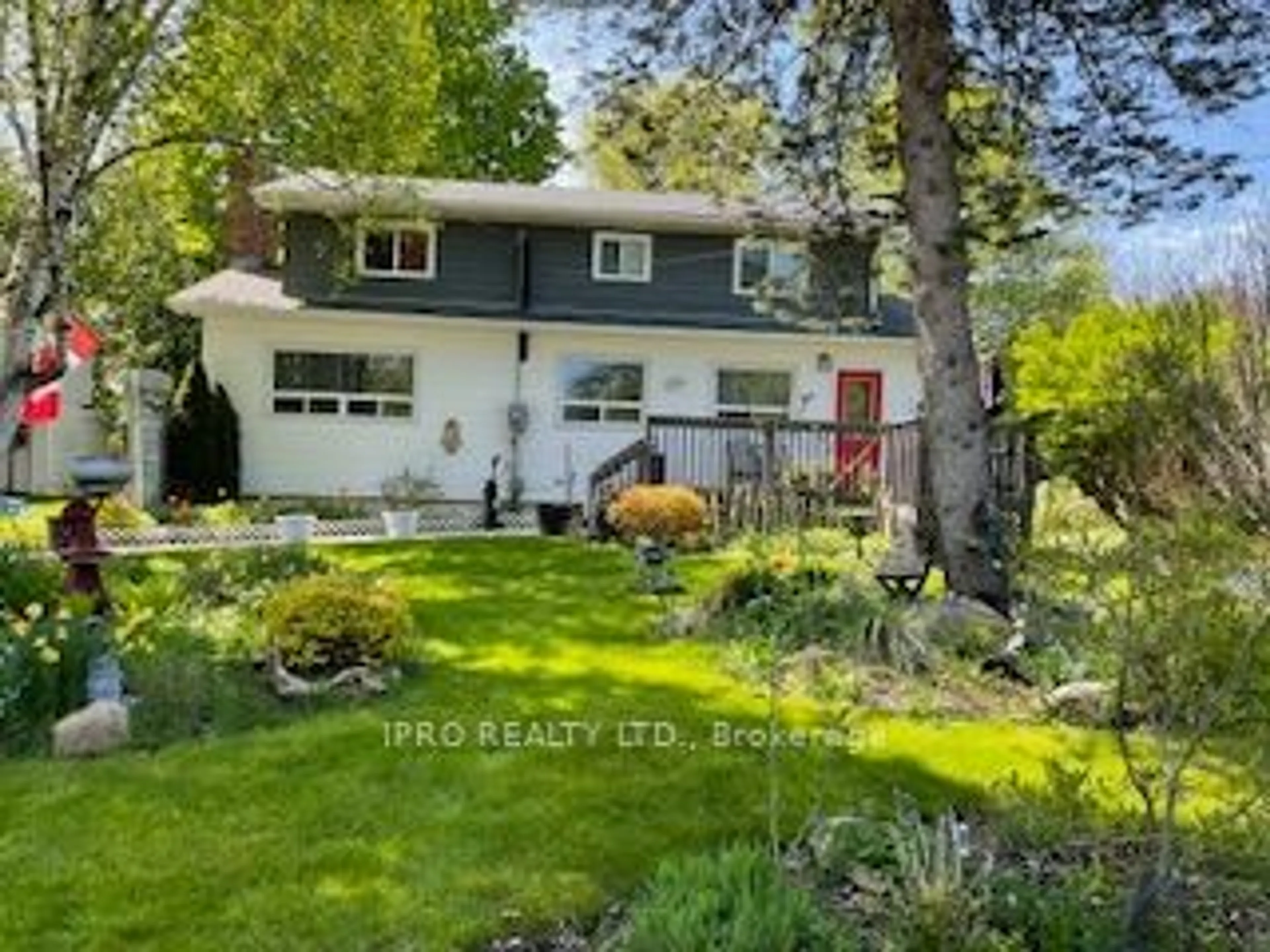 Frontside or backside of a home for 166 Bayview Ave, Blue Mountains Ontario N0H 1J0