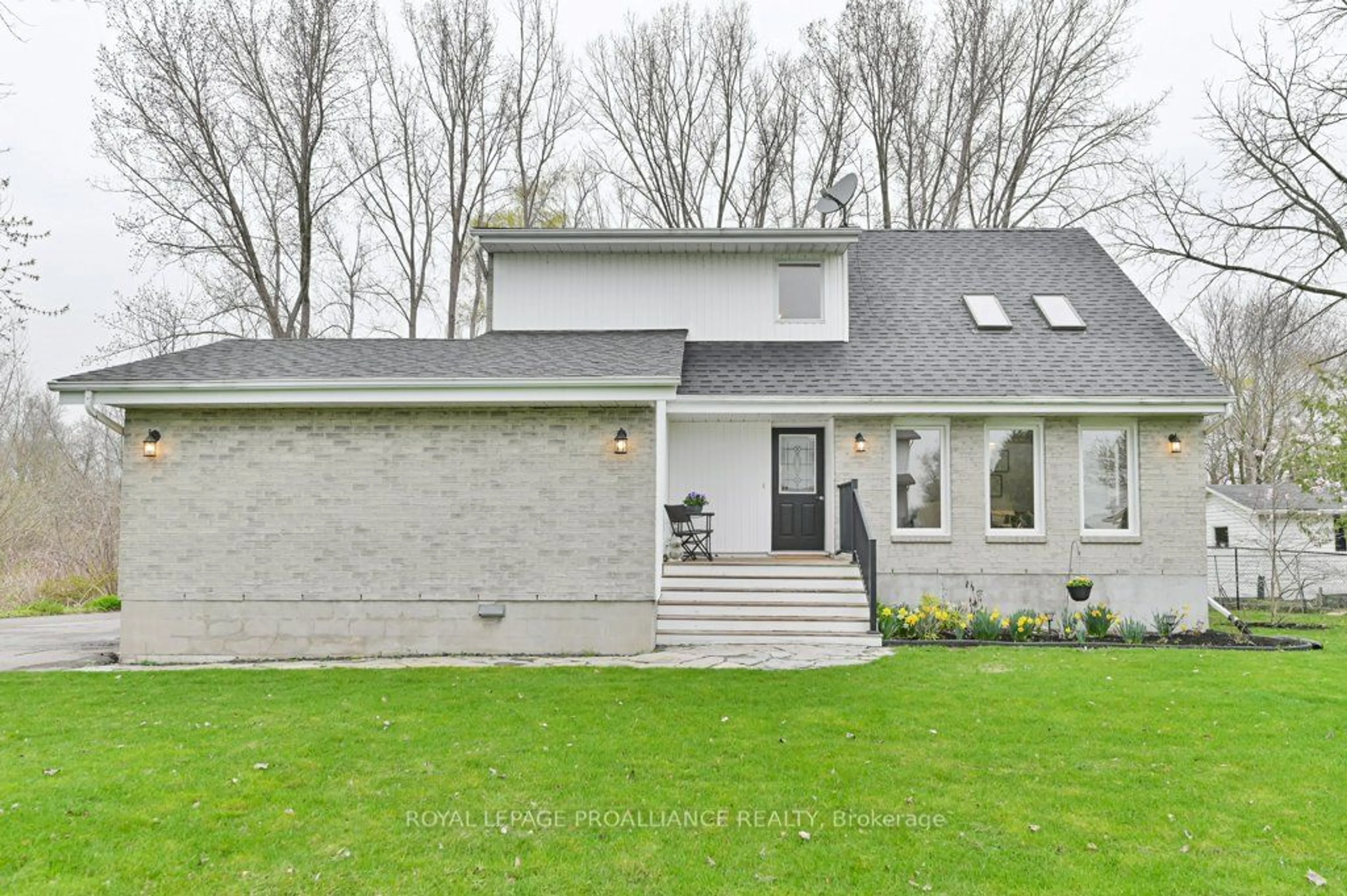 Home with vinyl exterior material for 48 Dorthy Dr, Quinte West Ontario K8V 5P5