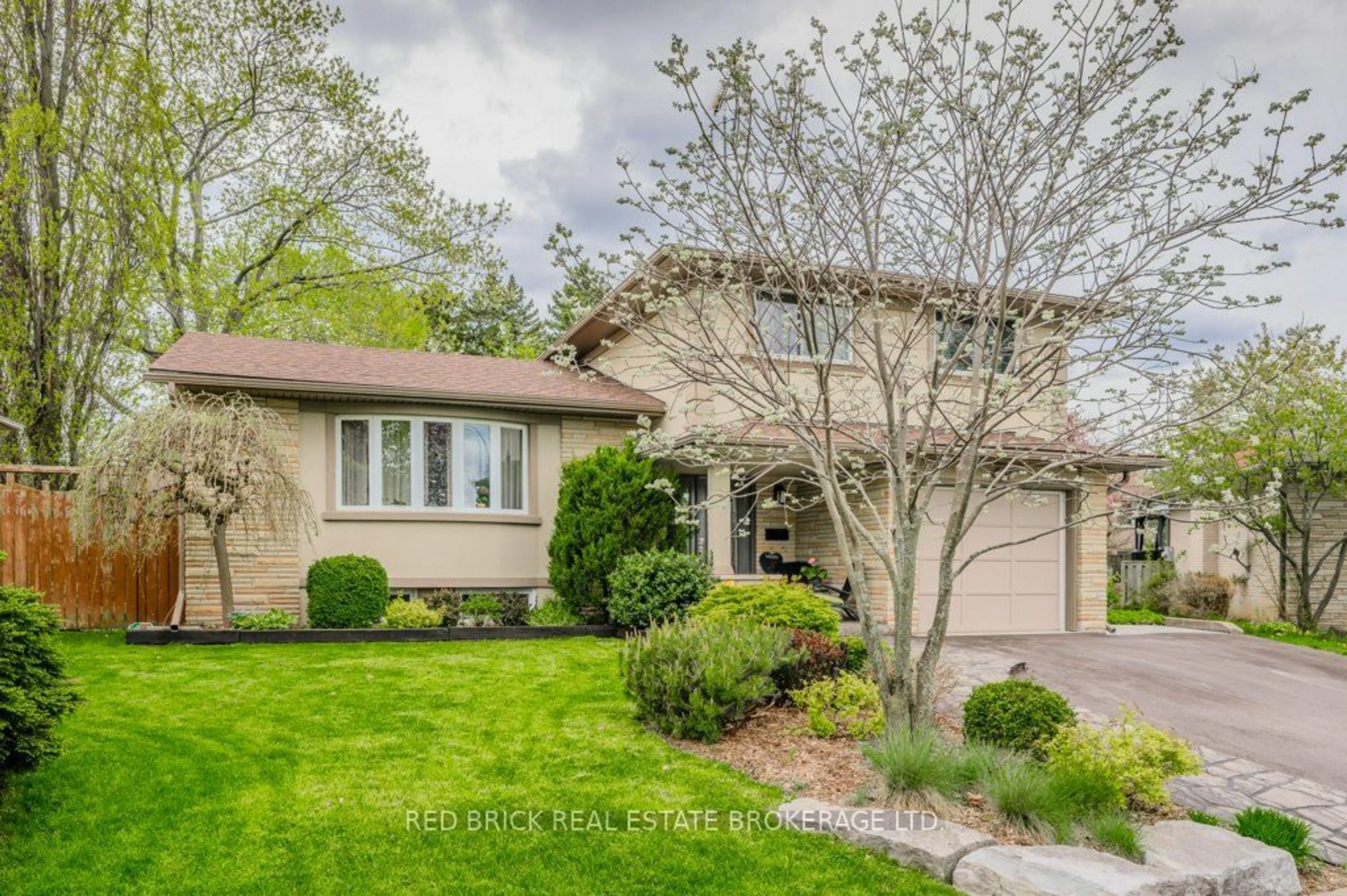 Indoor entryway for 31 Kingston Cres, Kitchener Ontario N2B 2T6