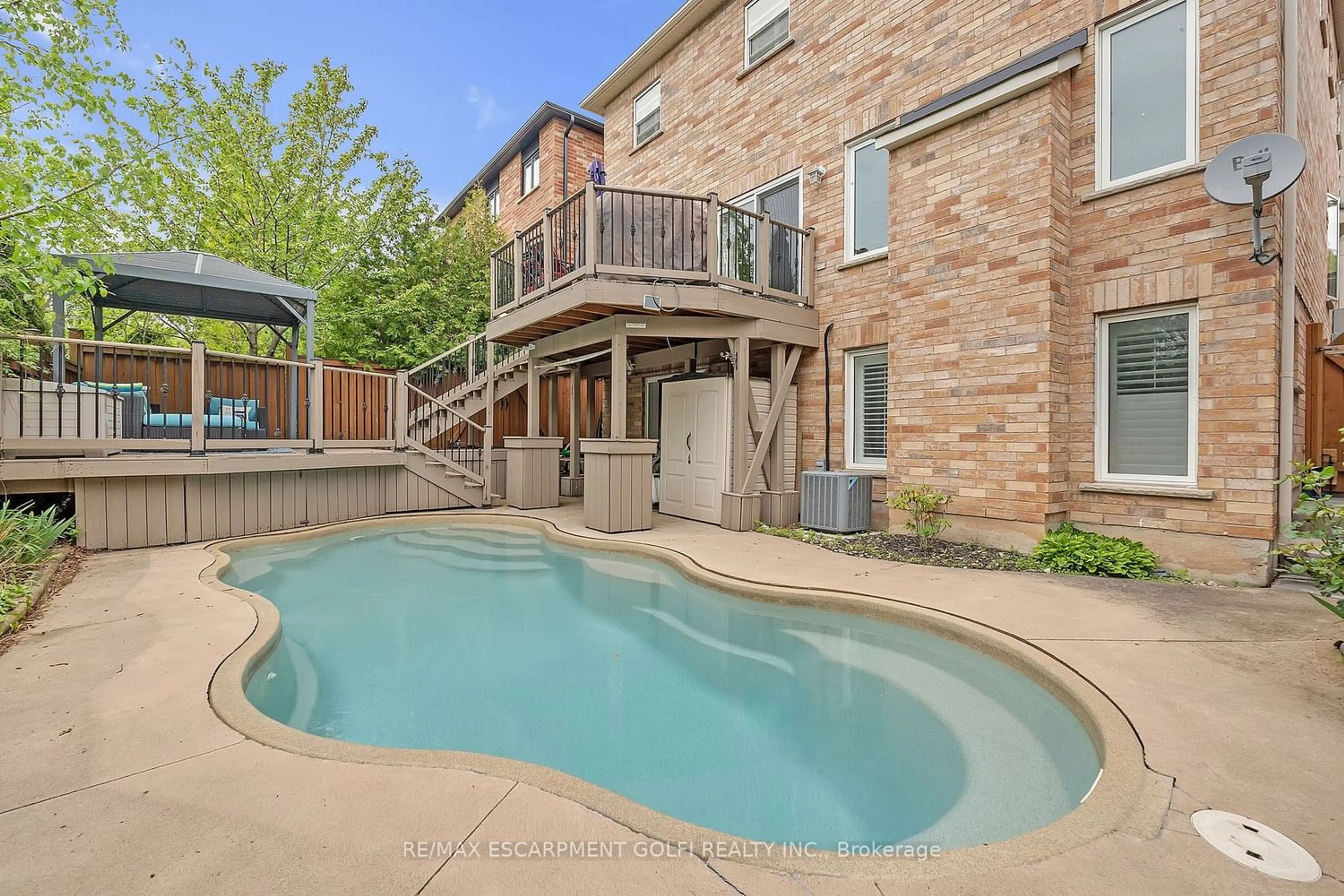 Indoor or outdoor pool for 55 Livingstone Dr, Hamilton Ontario L9H 7S4