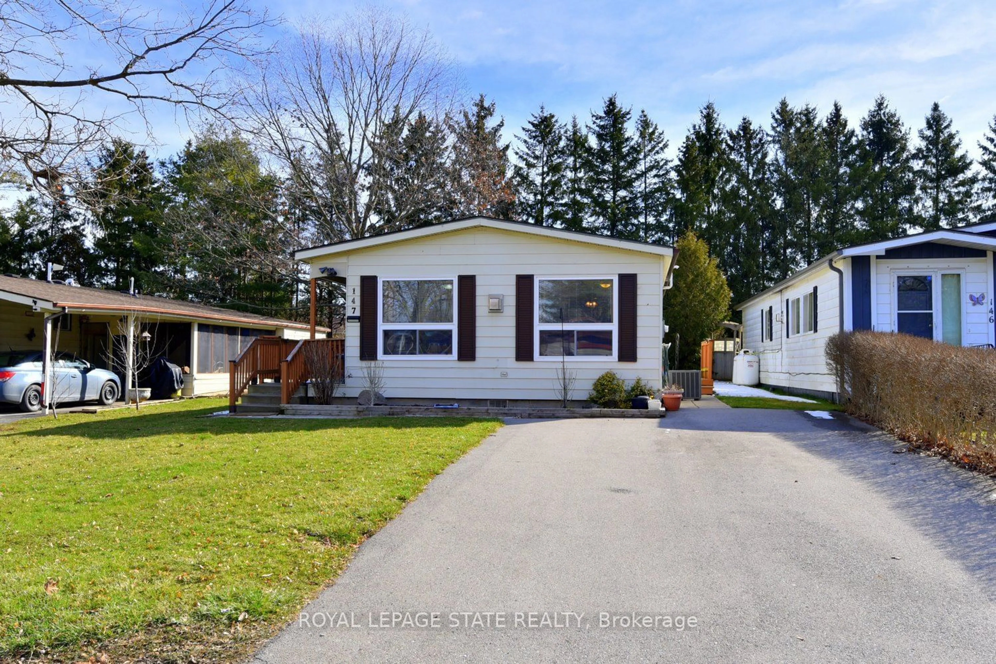 Home with vinyl exterior material, street for 147 Maple Cres, Hamilton Ontario N0H 2J0