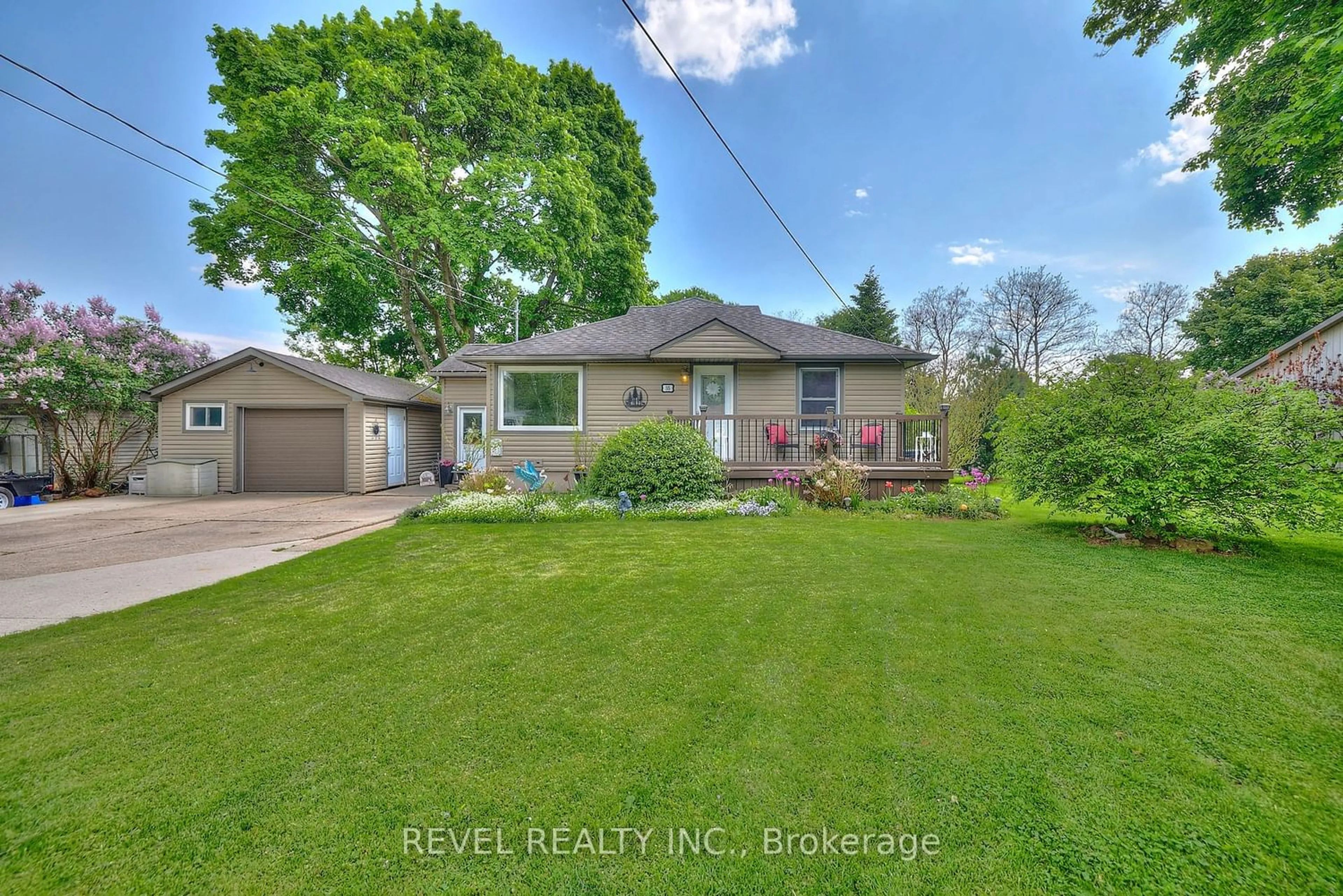 Frontside or backside of a home for 35 Summerlea Ave, Welland Ontario L3C 3E8