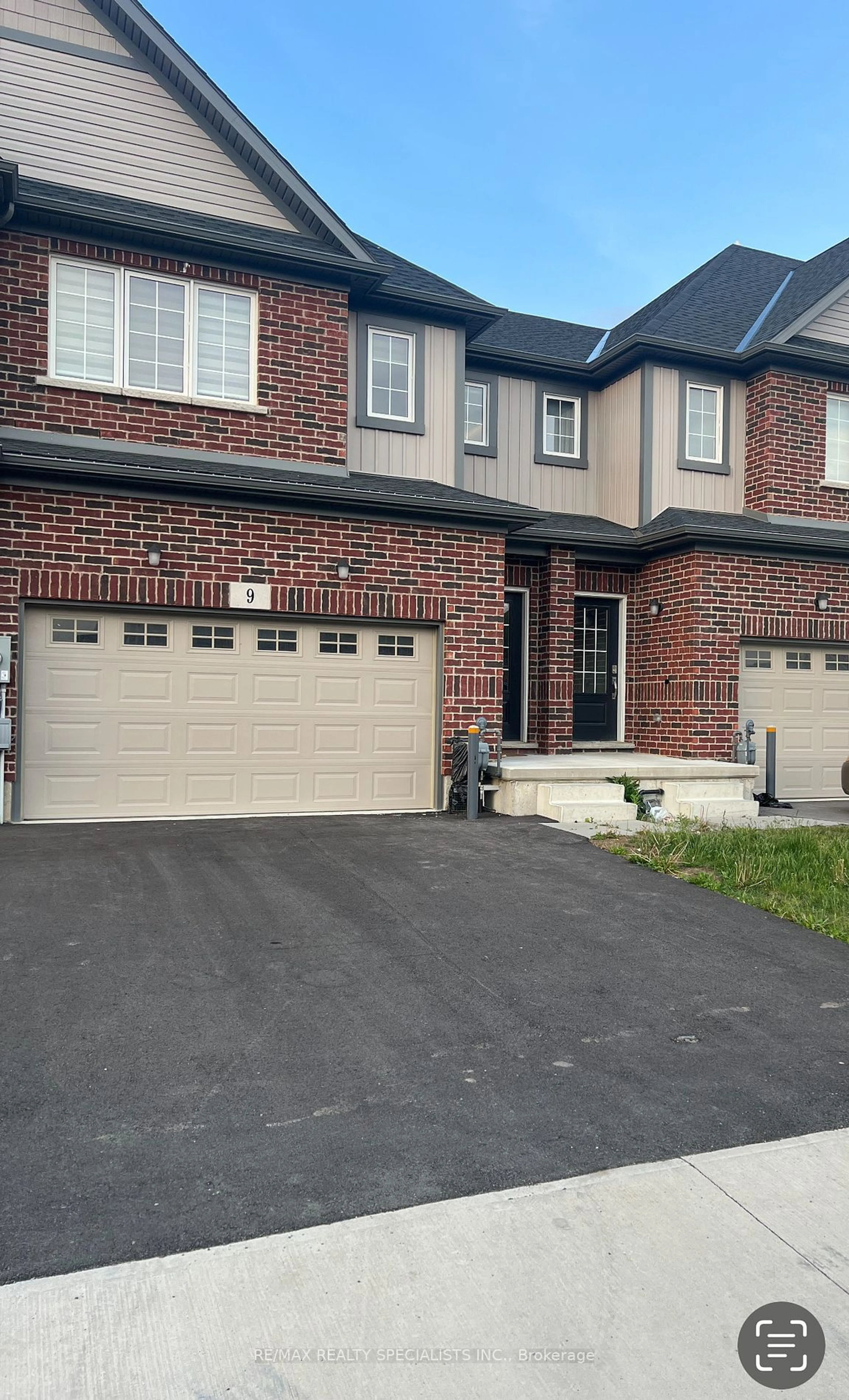 Home with brick exterior material for 9 Bur Oak Dr, Thorold Ontario L2V 0L9